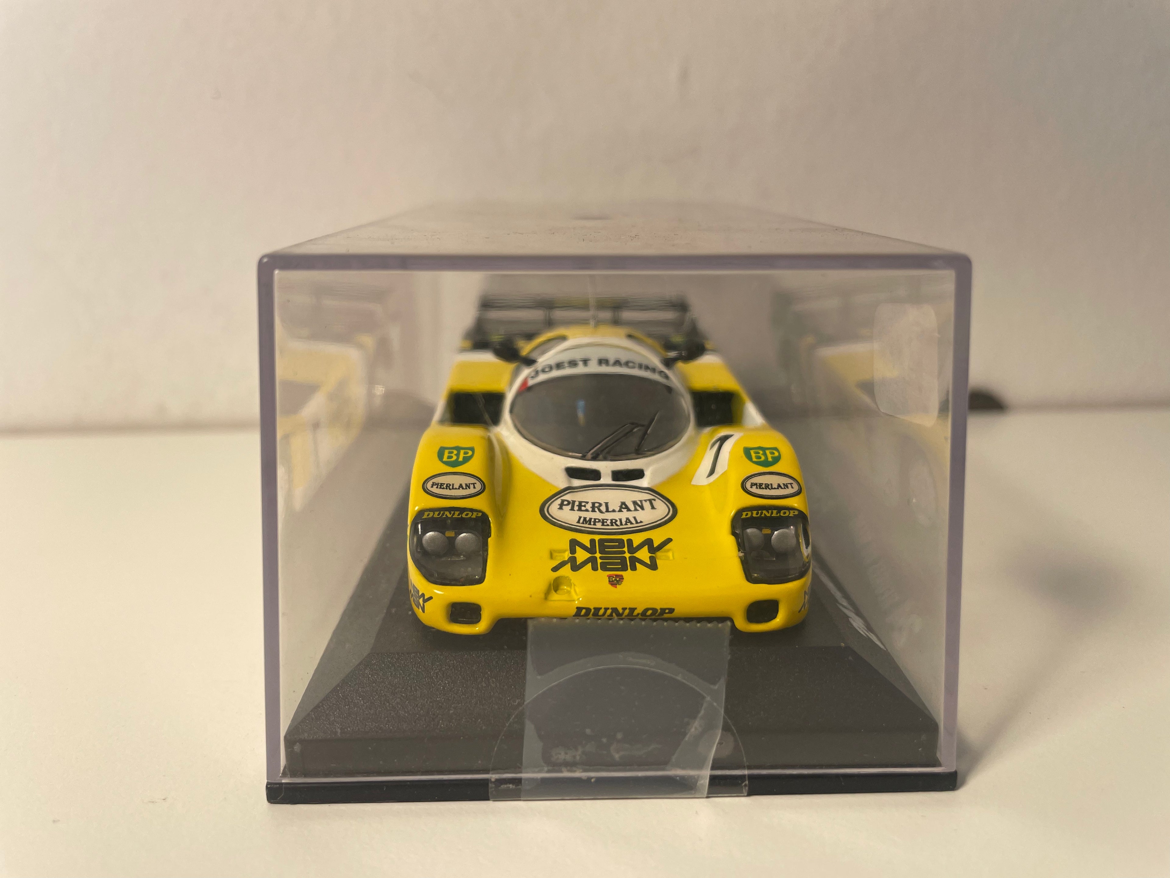Porsche 956 número 7 preto e amarelo (24 Horas de Le Mans de 1984)