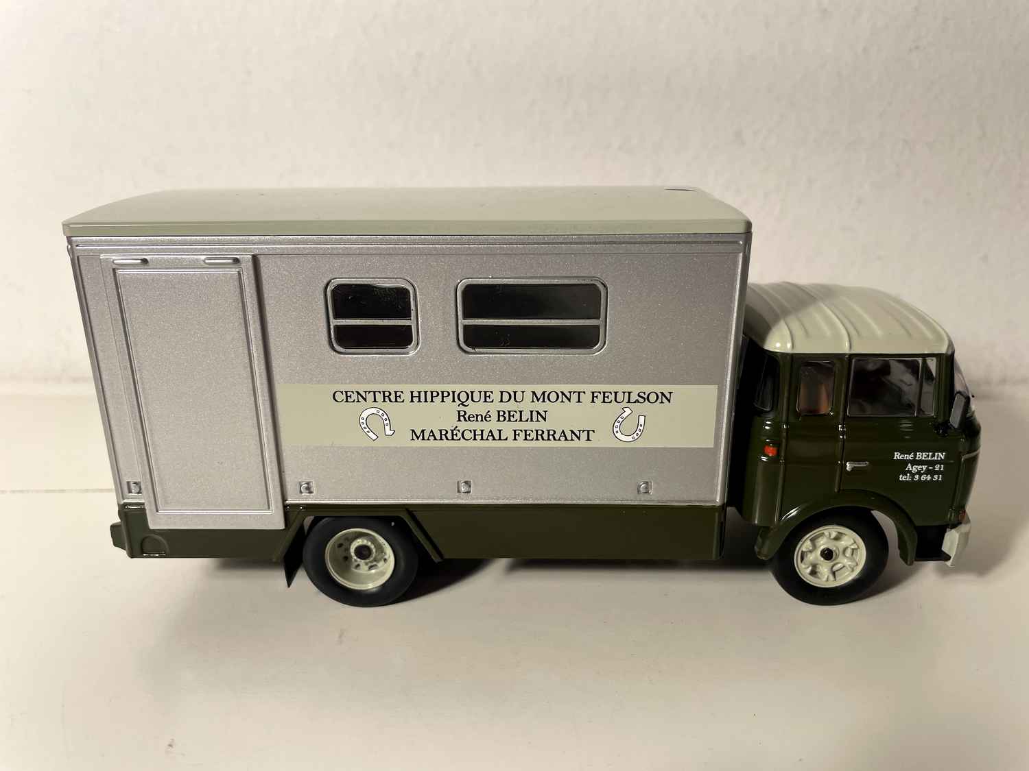 1967 BERLIET GBK Päerdstransportcamion "Centre hippique du Mont Feulson" (gro a ganz donkelgréng Camion)