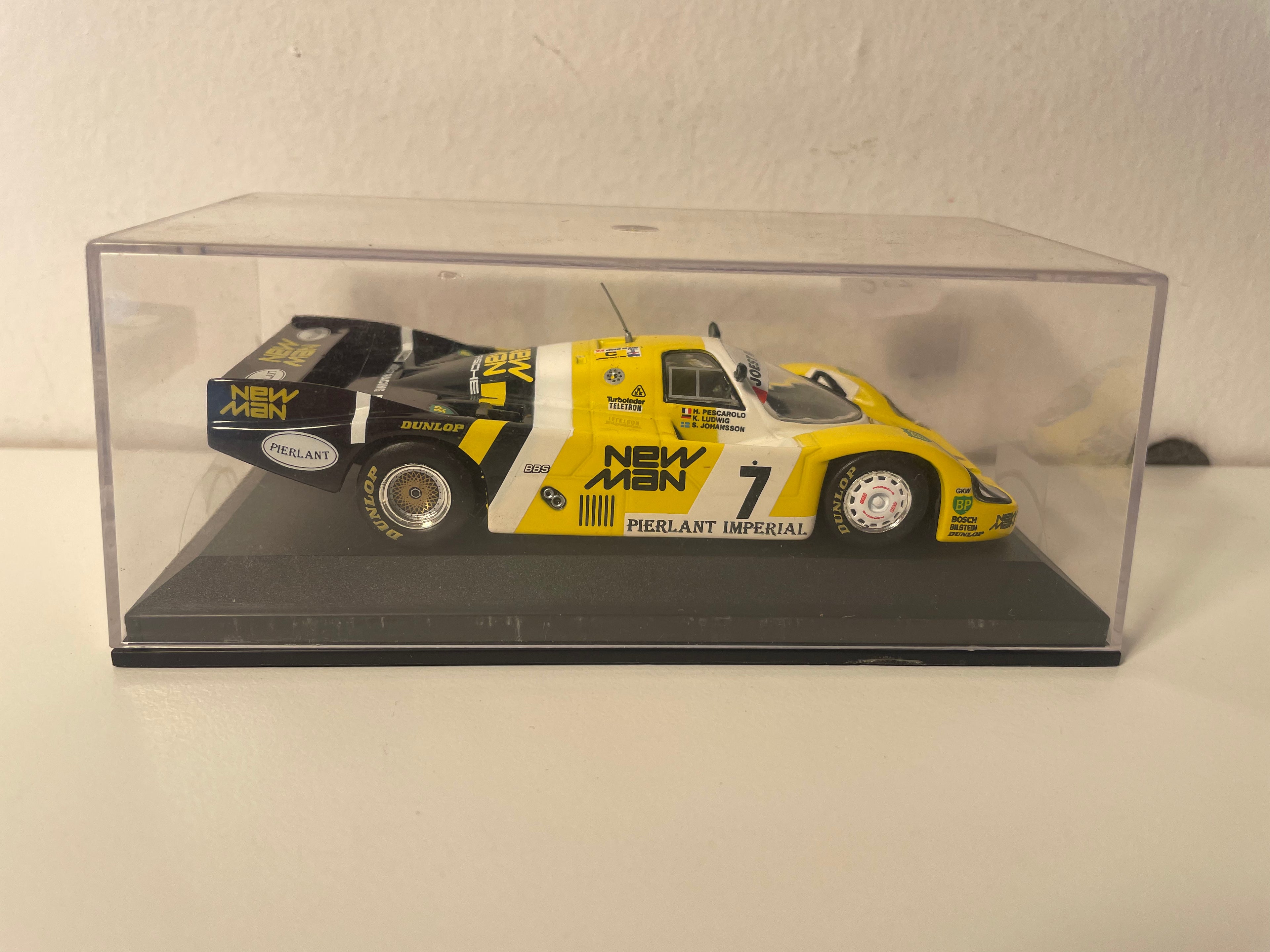 Porsche 956 número 7 preto e amarelo (24 Horas de Le Mans de 1984)