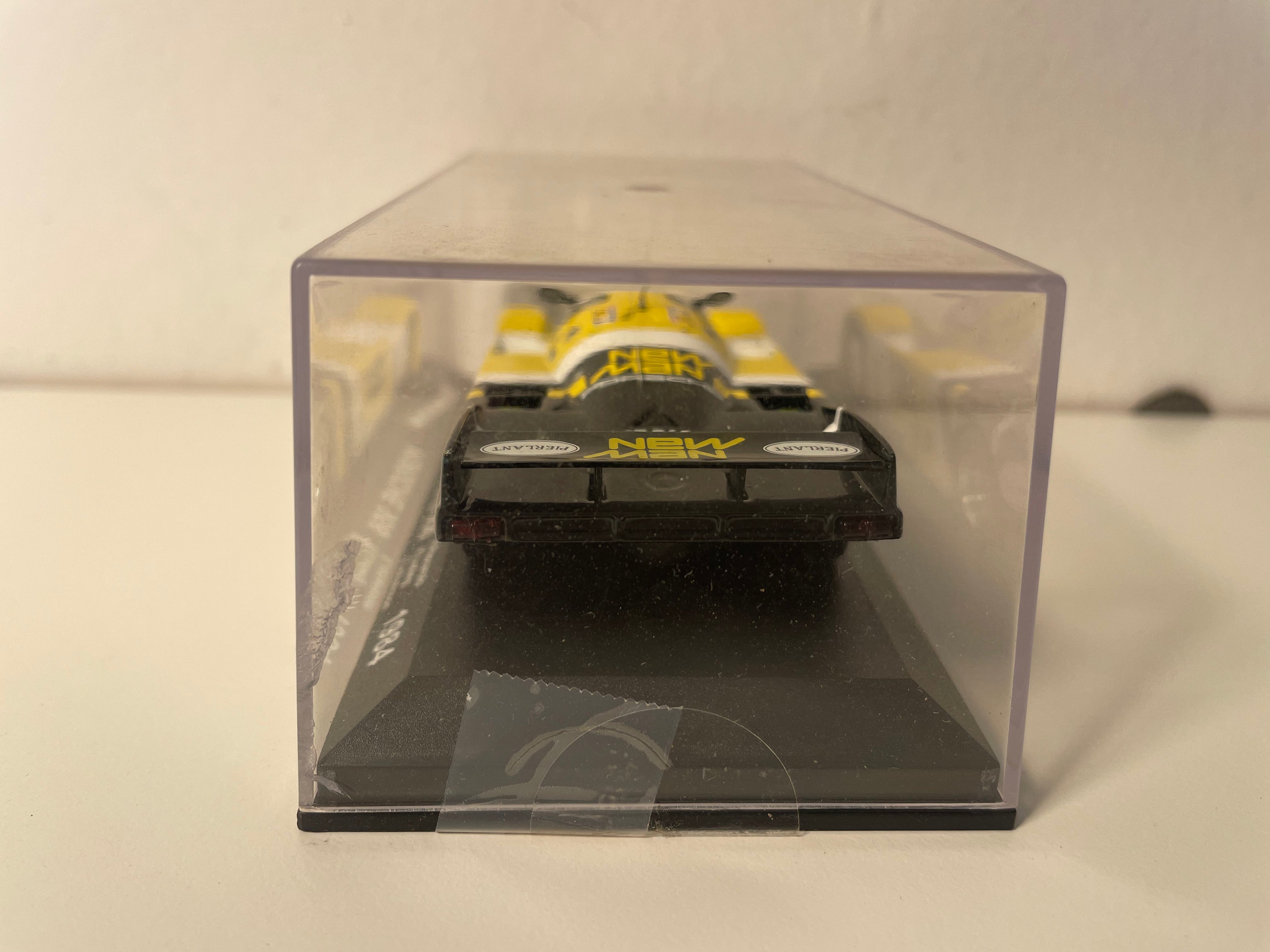 Porsche 956 número 7 preto e amarelo (24 Horas de Le Mans de 1984)