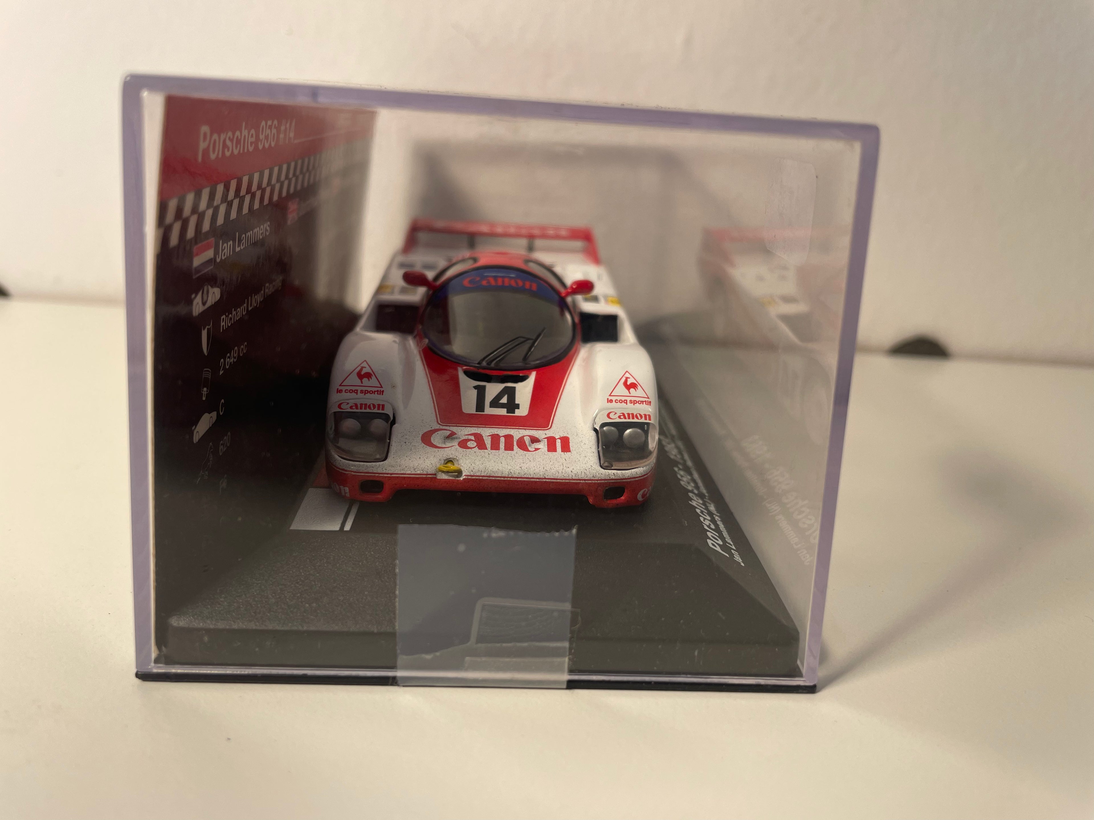 Biało-czerwone Porsche 956 numer 14 (24-godzinny wyścig Le Mans z 1983 r.)