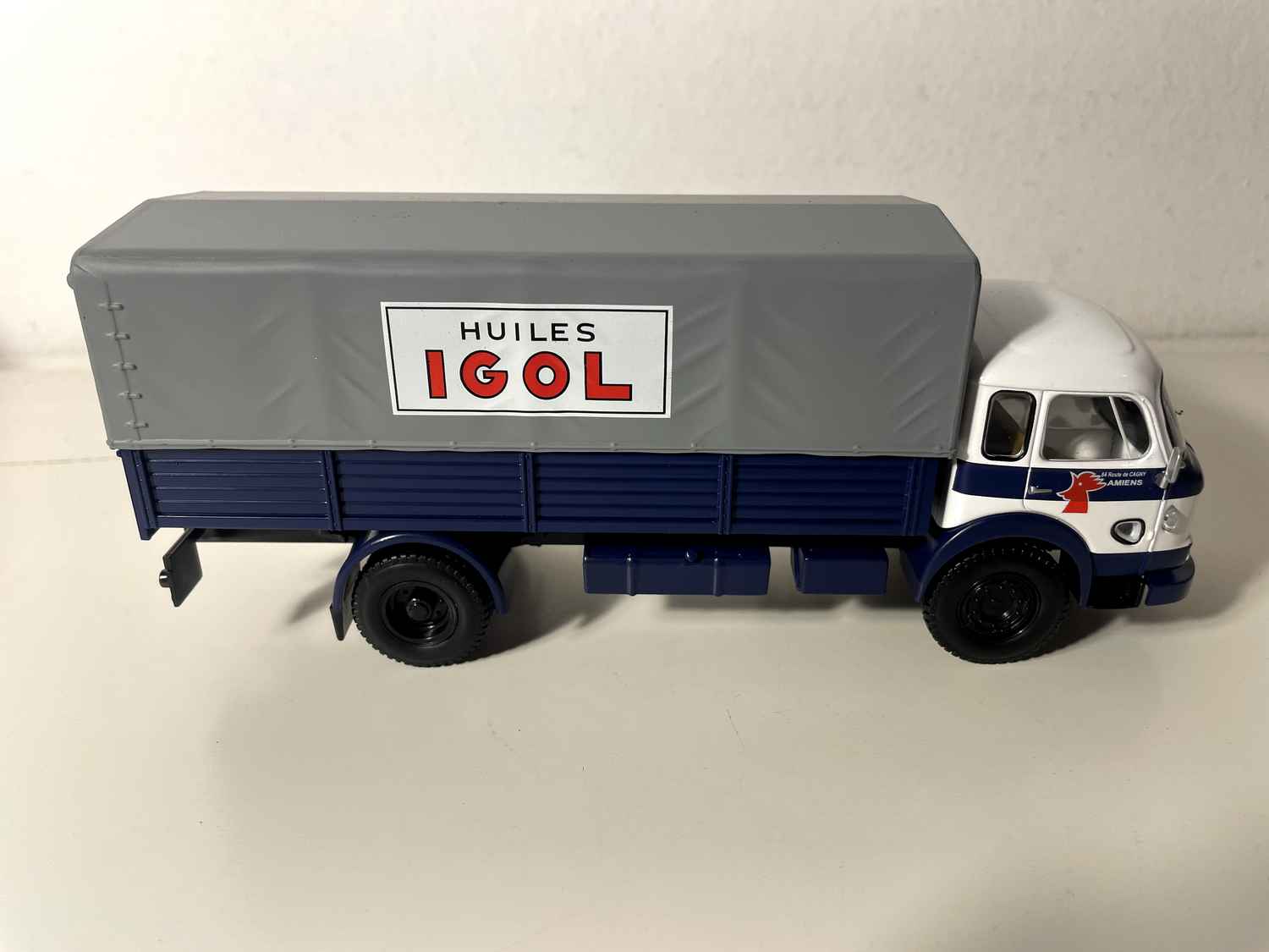 Camion Saviem JL21 bleu et blanc et bâche grise HUILES IGOL