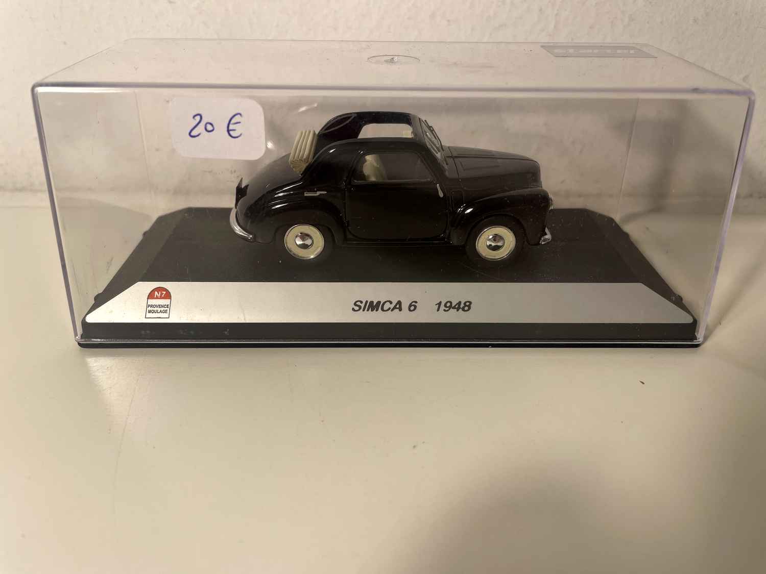 Czarna Simca 6 z 1948 roku (listwa prowansalska)