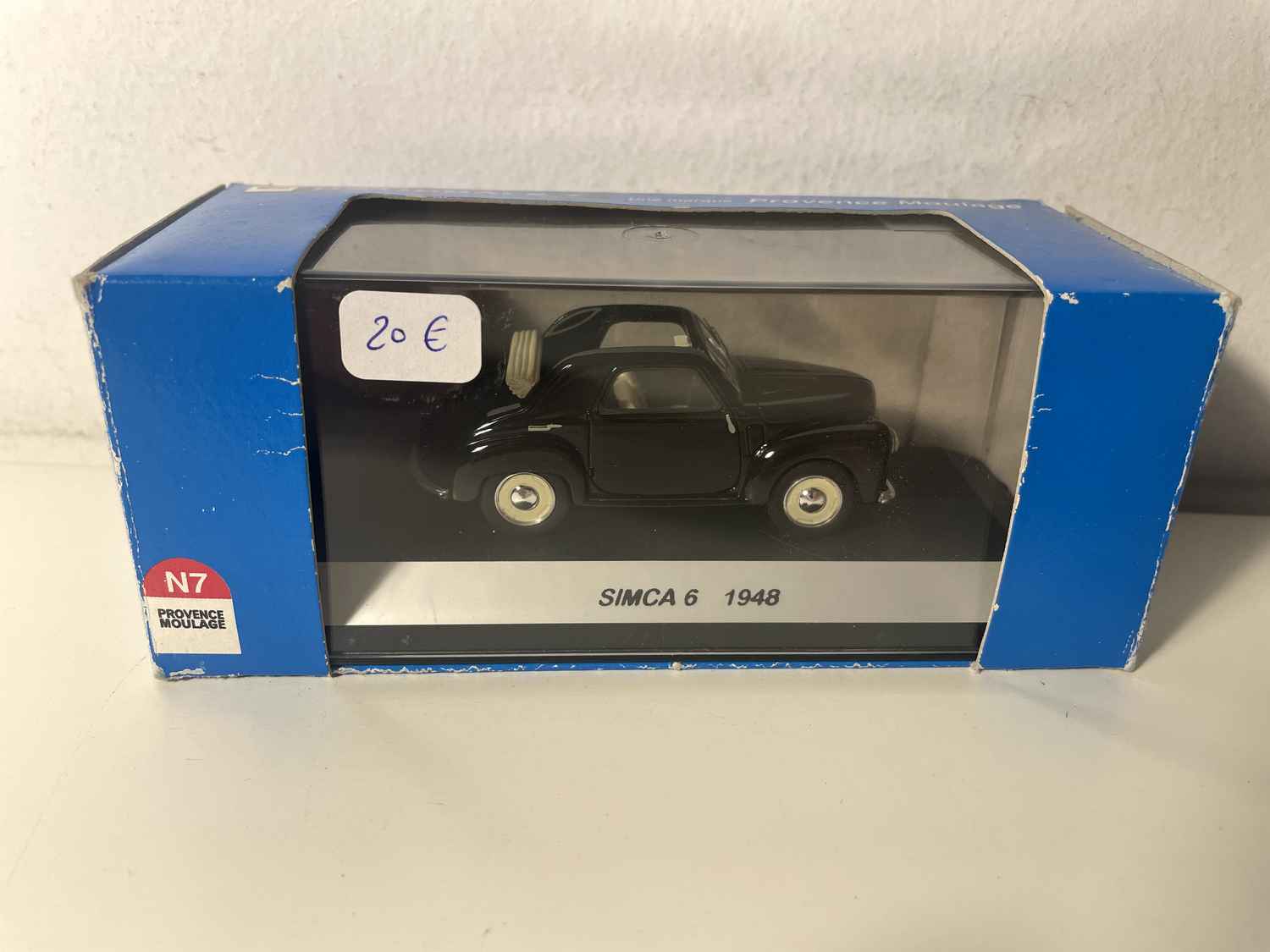 Czarna Simca 6 z 1948 roku (listwa prowansalska)