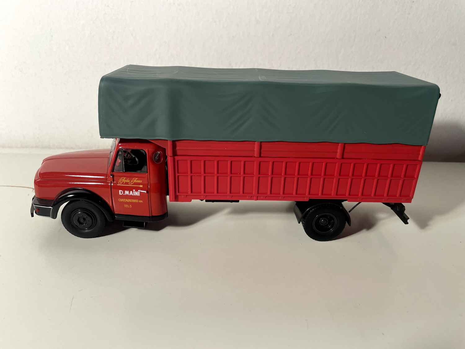 Camião Willeme LC610 "nariz de tubarão" de 1963 com laterais altas e lona (D Maini na porta)
