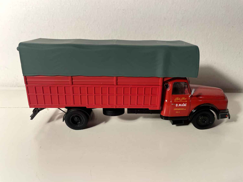 Camion rouge et bâche grise Willeme LC610 "nez de requin" de 1963 avec ridelles hautes et bâché (D Maïni sur porte)