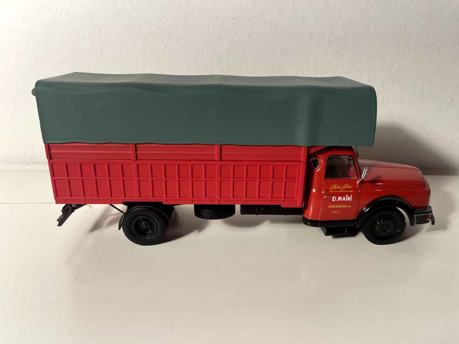 Camião Willeme LC610 "nariz de tubarão" de 1963 com laterais altas e lona (D Maini na porta)