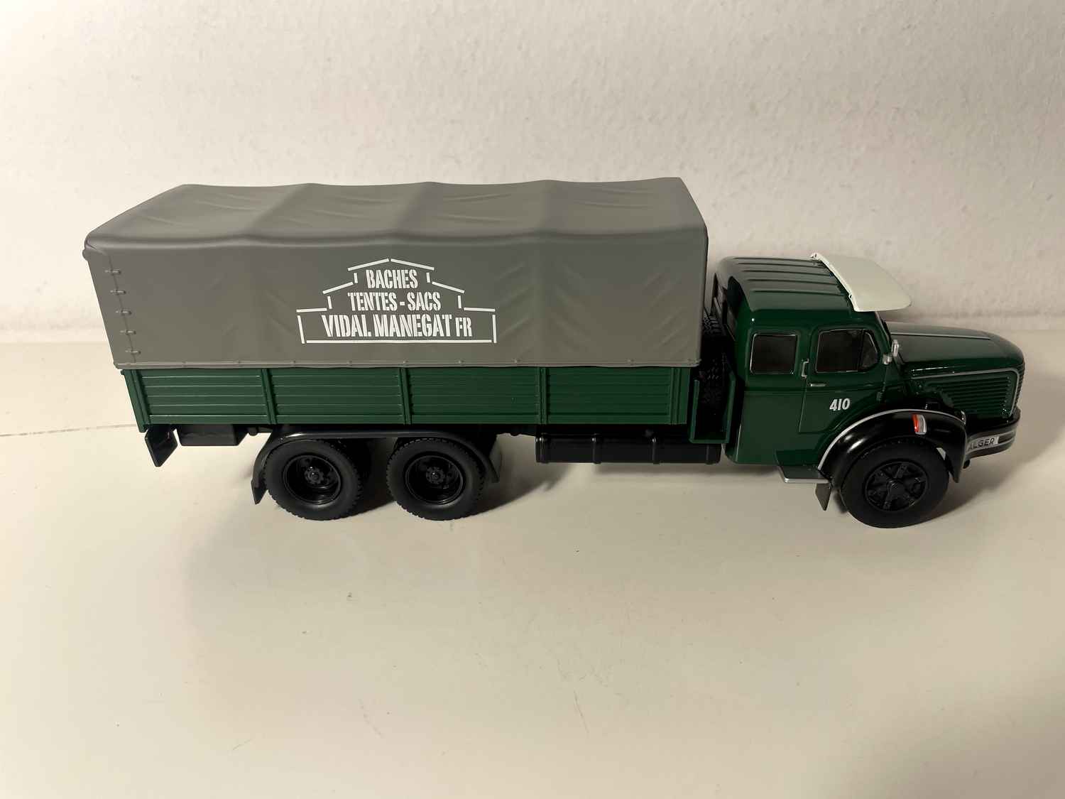 BERLIET GLM 10 M1 Camion vun 1956, mat Plane bedeckt Plattform mat der Opschrëft "Planen - Zelter - Taschen" op der Plane
