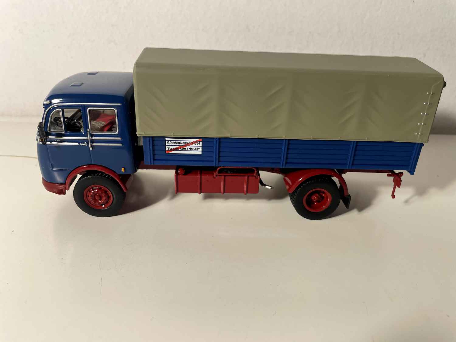 Camión MERCEDES BENZ LP 334 de 1963 (camión azul con lona gris)