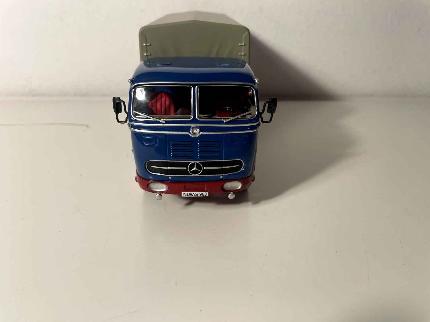 Camión MERCEDES BENZ LP 334 de 1963 (camión azul con lona gris)