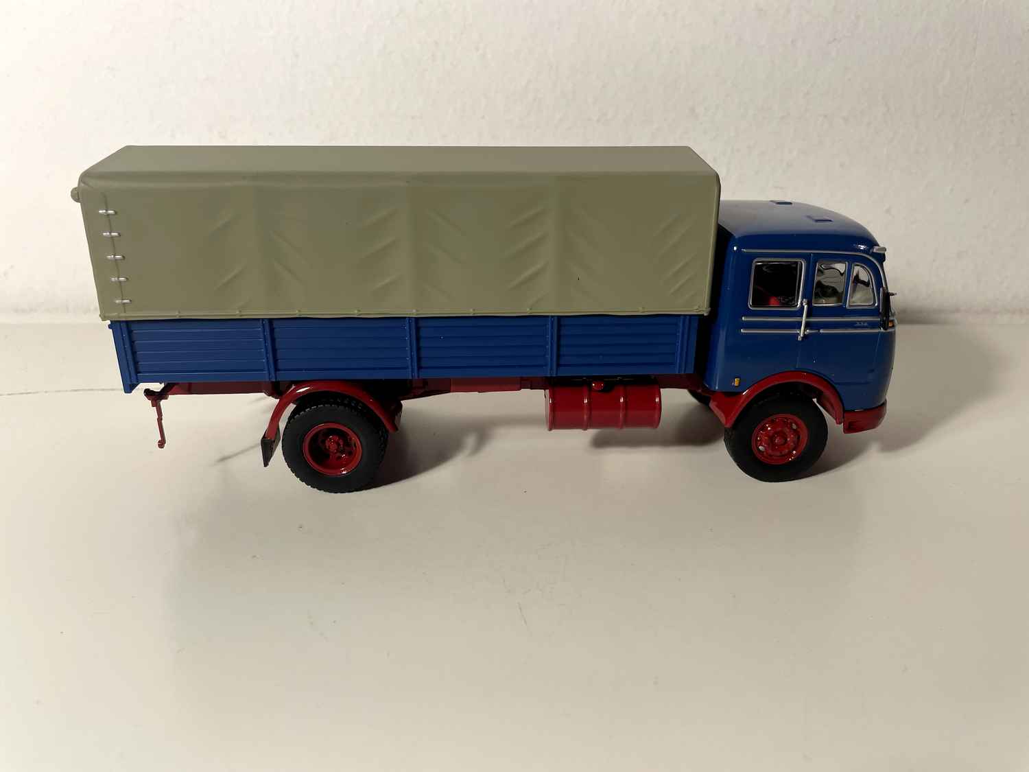 Camión MERCEDES BENZ LP 334 de 1963 (camión azul con lona gris)