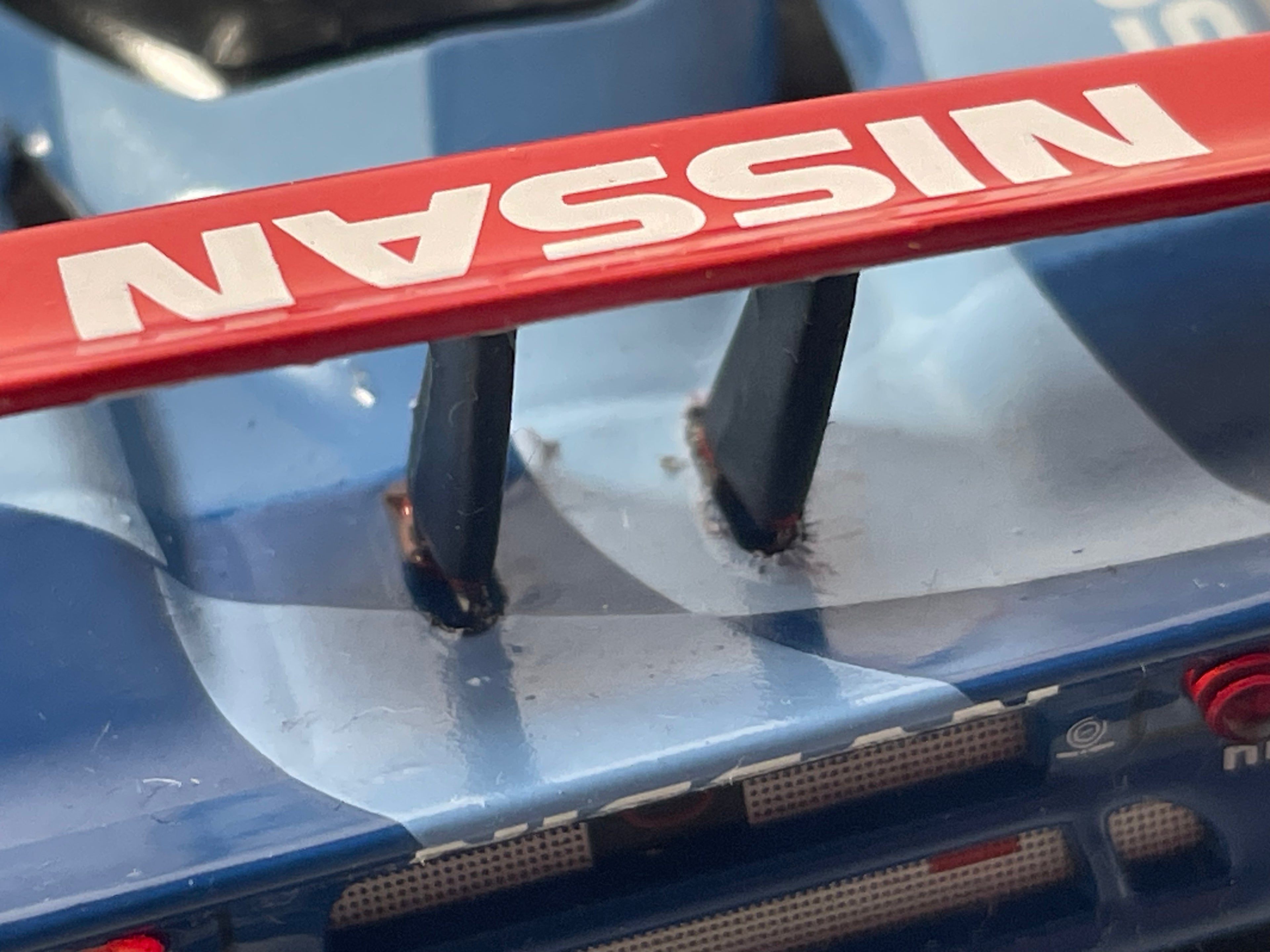 Niebieski Nissan R390 GT1 numer 32 (24-godzinny wyścig Le Mans z 1998 r.)