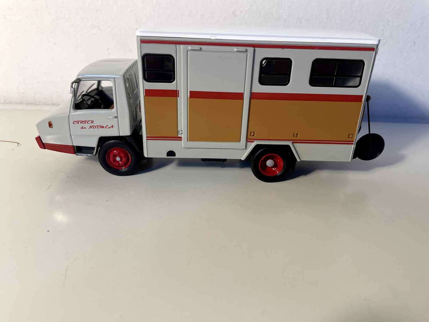 Camion BERLIET STRADAIR 50 transport de chevaux avec sulky (camion marron et gris)