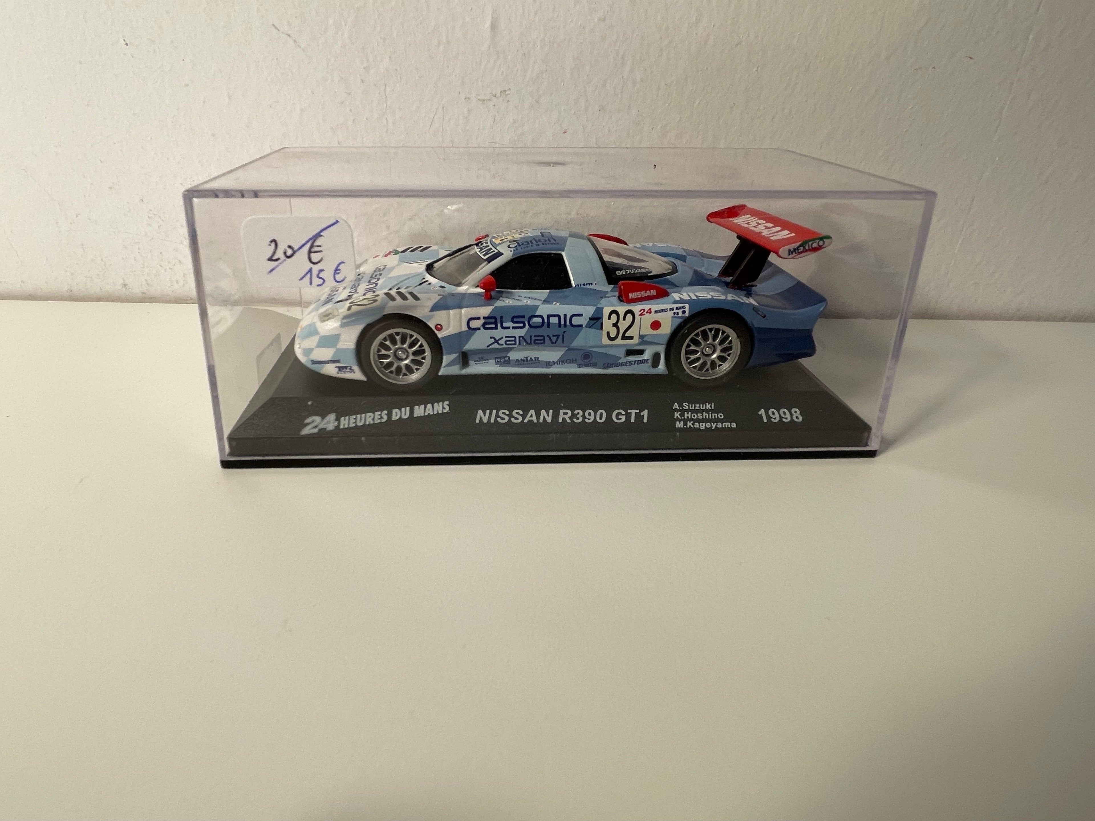 Niebieski Nissan R390 GT1 numer 32 (24-godzinny wyścig Le Mans z 1998 r.)