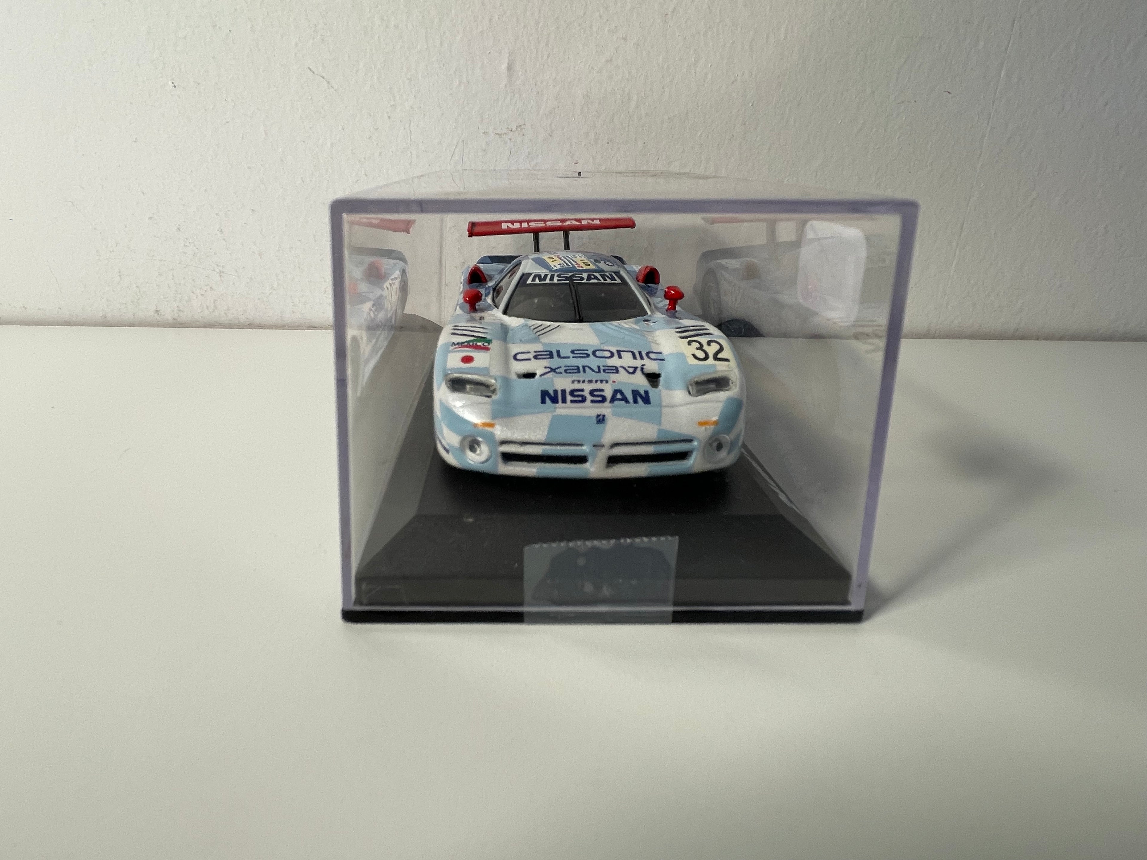 Niebieski Nissan R390 GT1 numer 32 (24-godzinny wyścig Le Mans z 1998 r.)