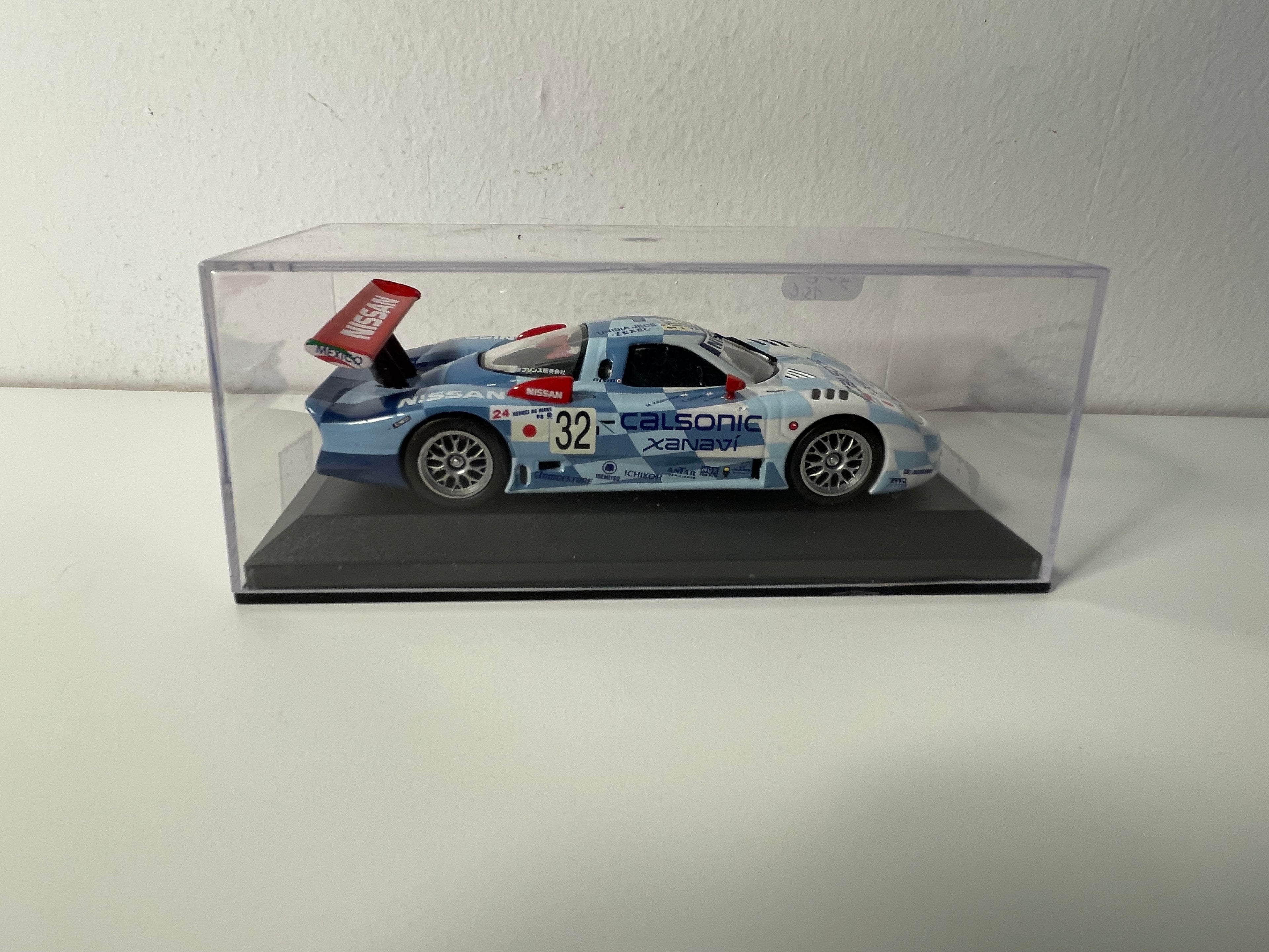 Niebieski Nissan R390 GT1 numer 32 (24-godzinny wyścig Le Mans z 1998 r.)