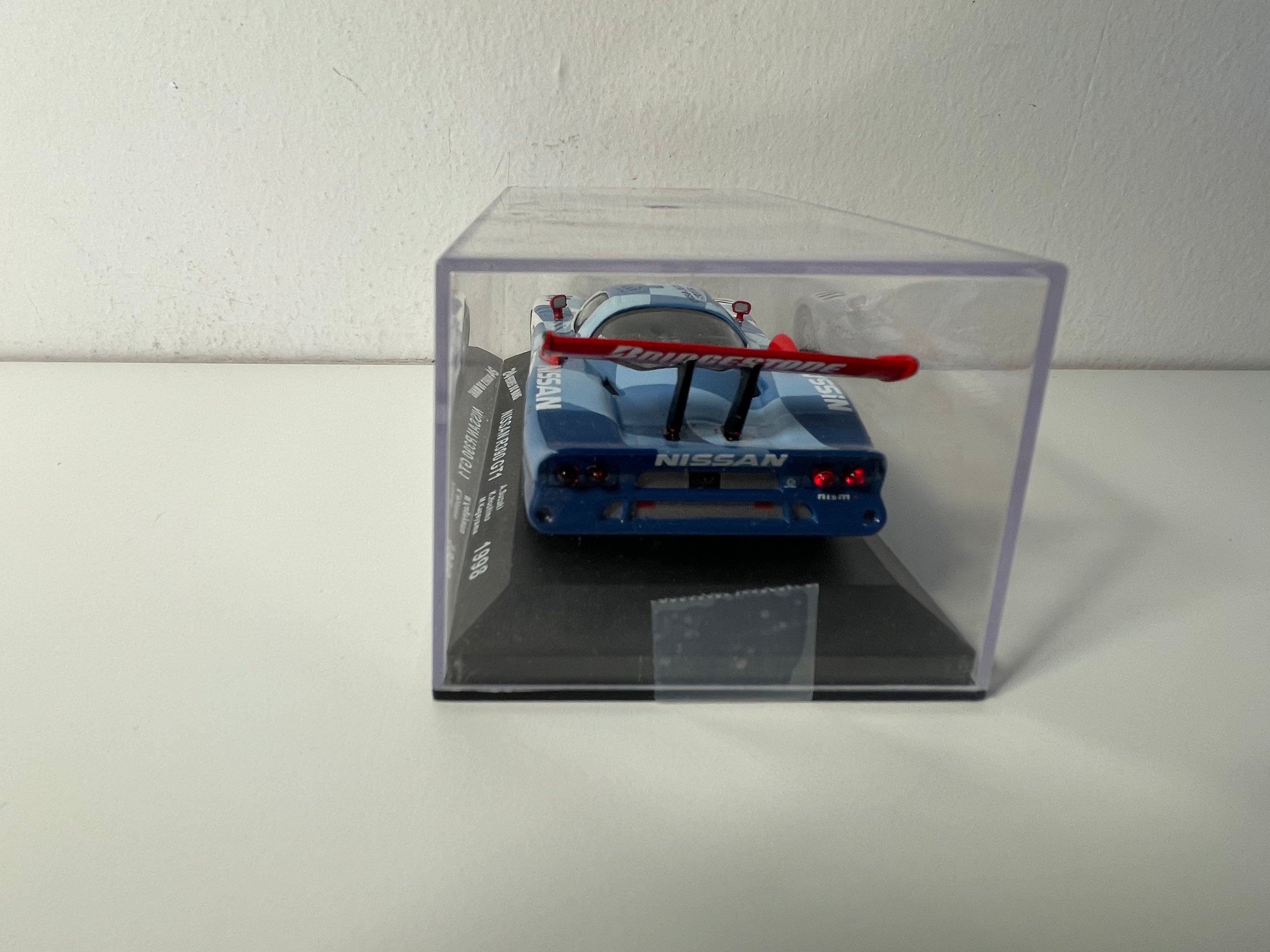 Niebieski Nissan R390 GT1 numer 32 (24-godzinny wyścig Le Mans z 1998 r.)