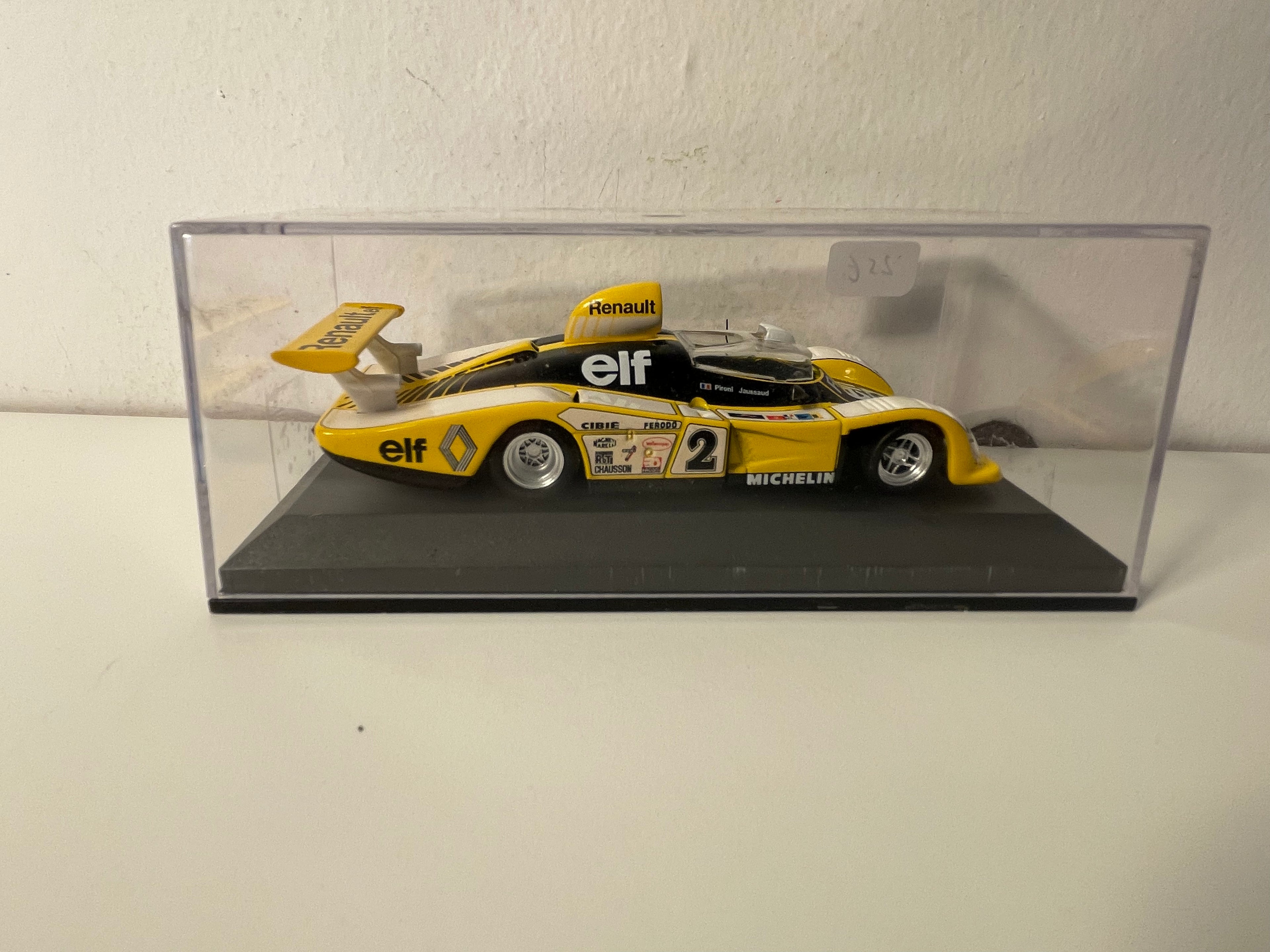 Żółty, biały i czarny Renault Alpine A442B numer 2 (24-godzinny wyścig Le Mans z 1978 r.)