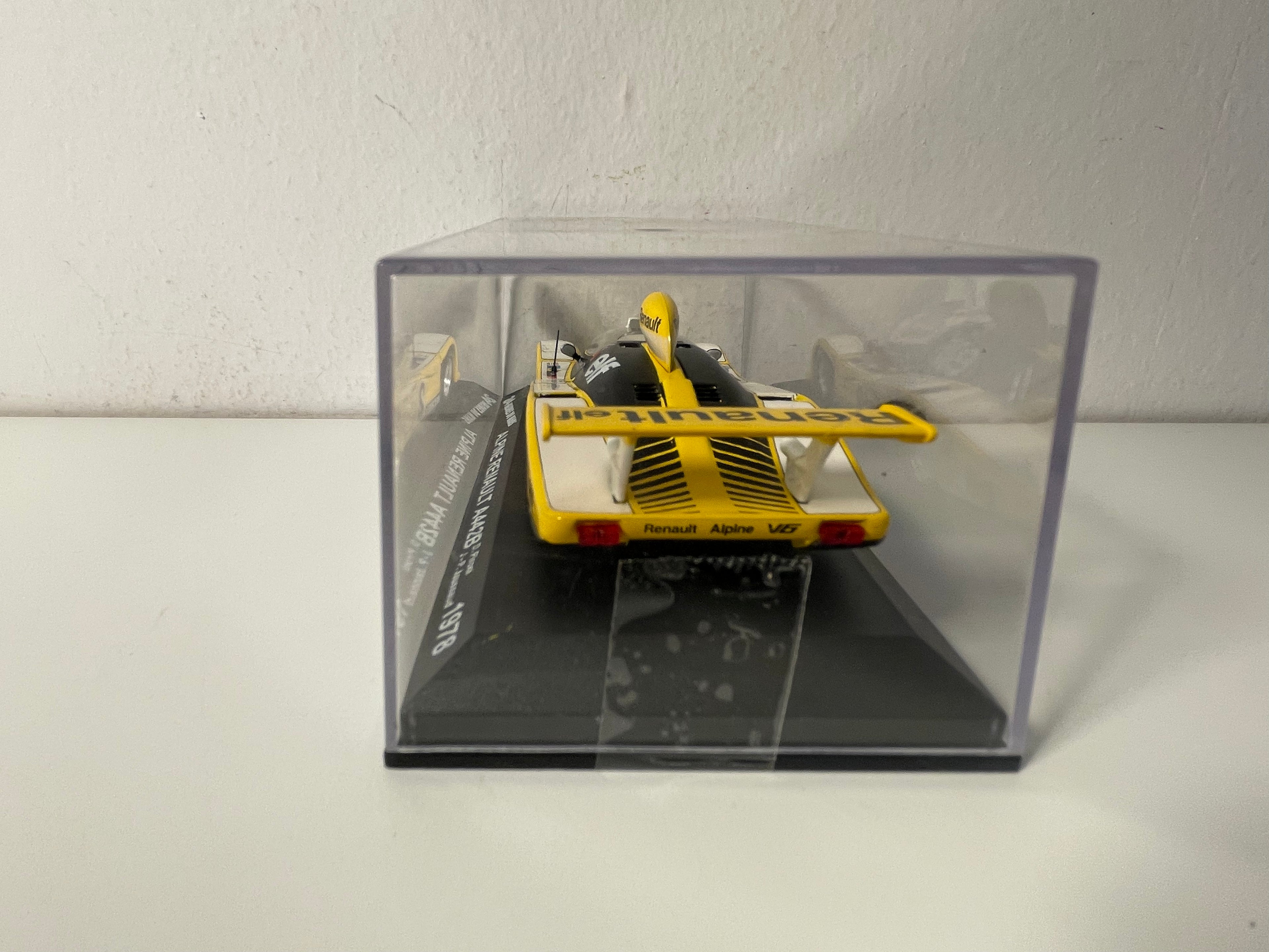 Żółty, biały i czarny Renault Alpine A442B numer 2 (24-godzinny wyścig Le Mans z 1978 r.)