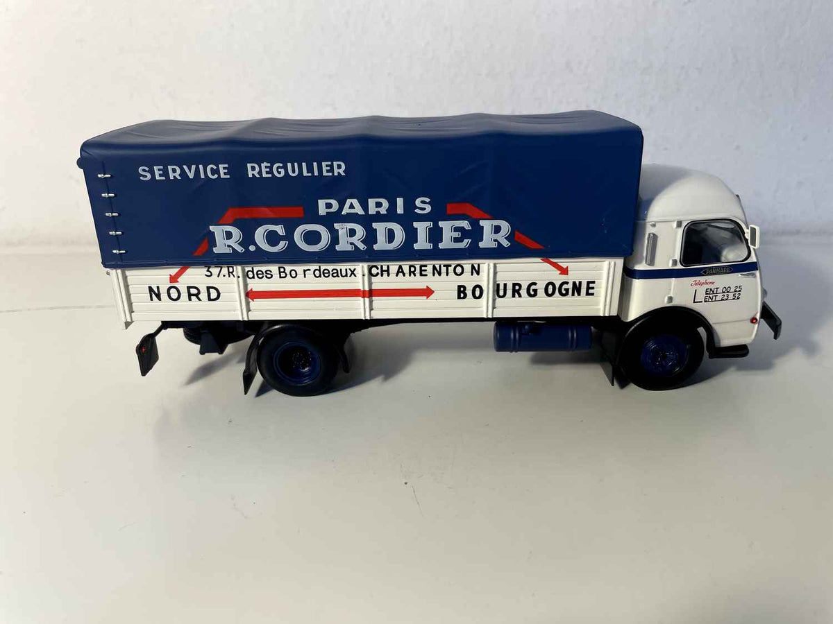 Camión de transporte de plataforma cubierta Panhard Movic R. Cordier