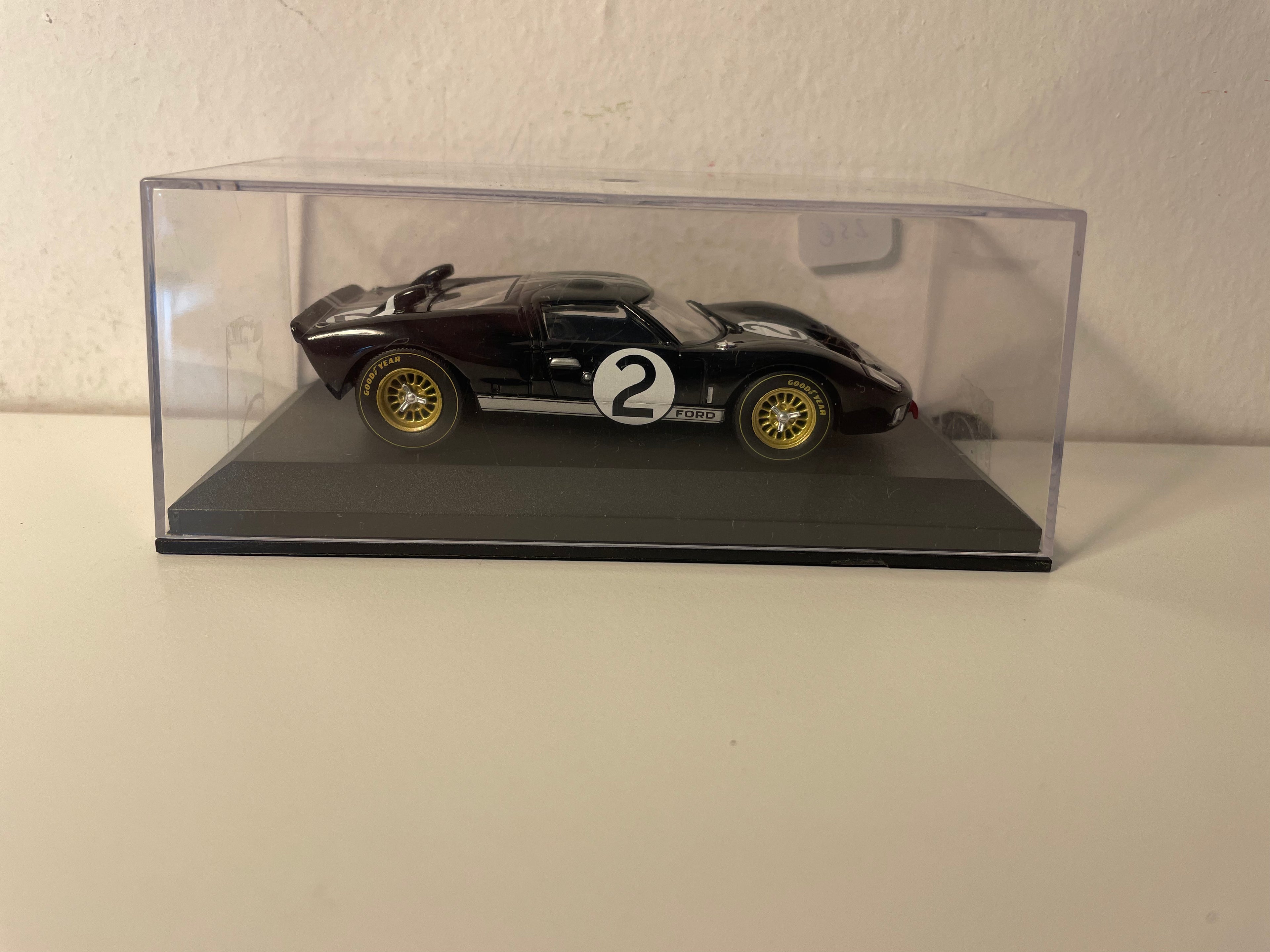 Czarny Ford MK2 numer 2 (24-godzinny wyścig Le Mans z 1966 r.)