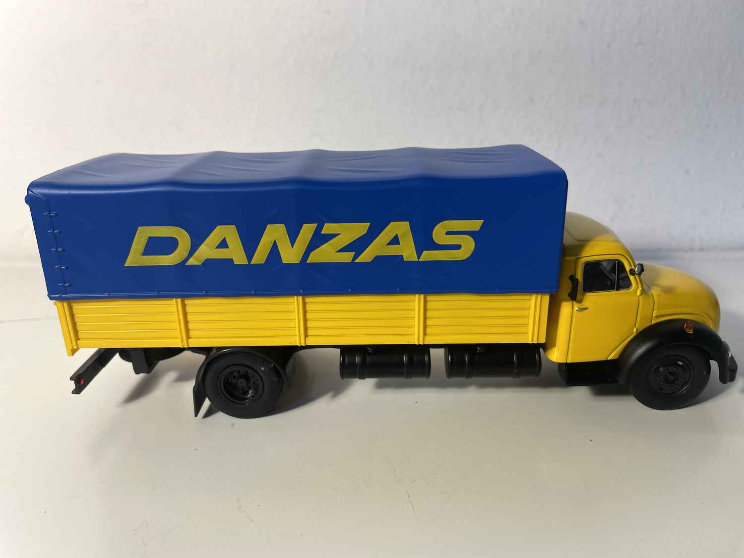 Ciężarówka MAGIRUS MERKUR z 1959 roku z burtami i plandeką - DANZAS