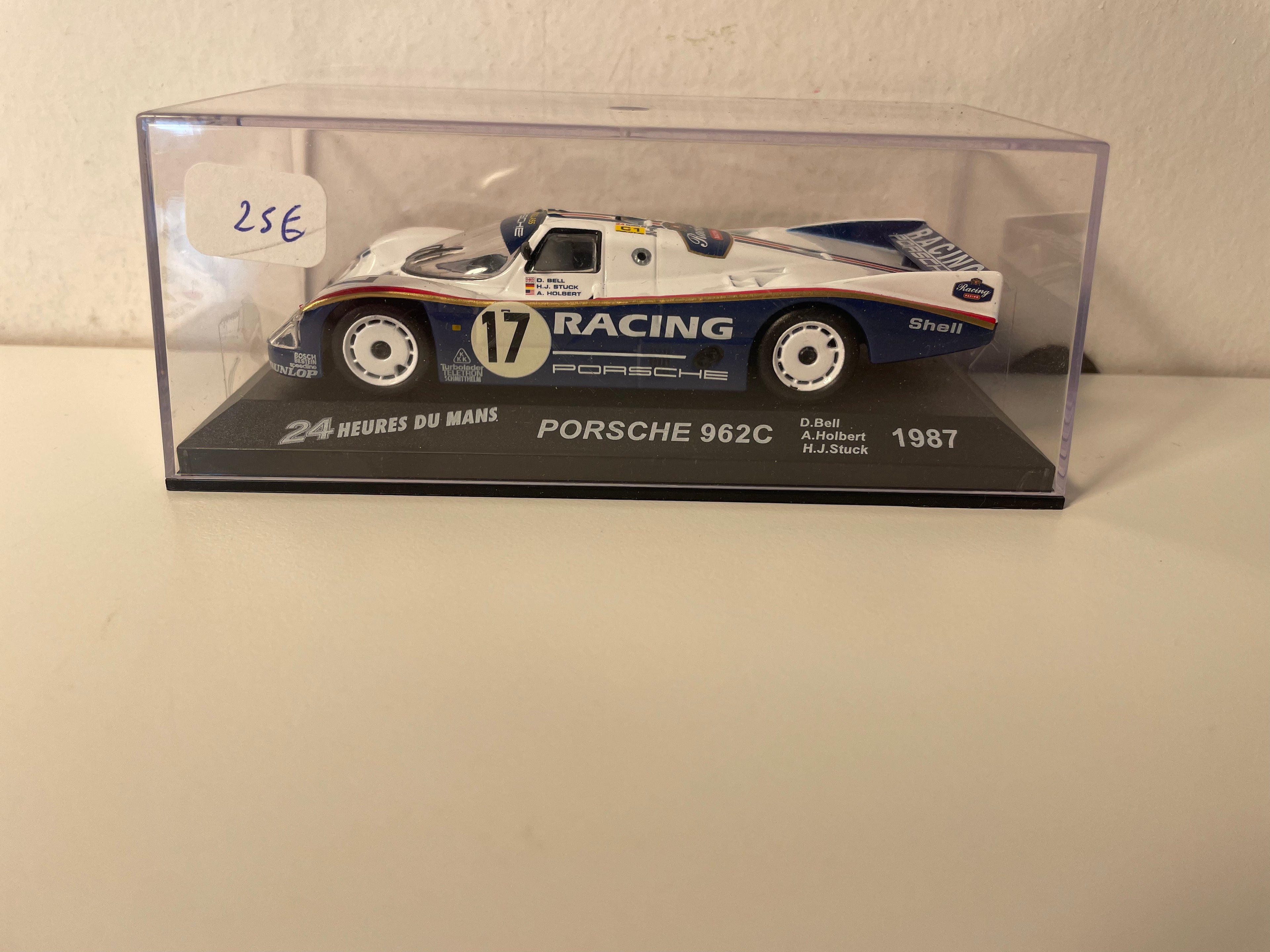 Biało-niebieskie Porsche 962C z numerem 17 (24-godzinny wyścig Le Mans z 1987 r.)