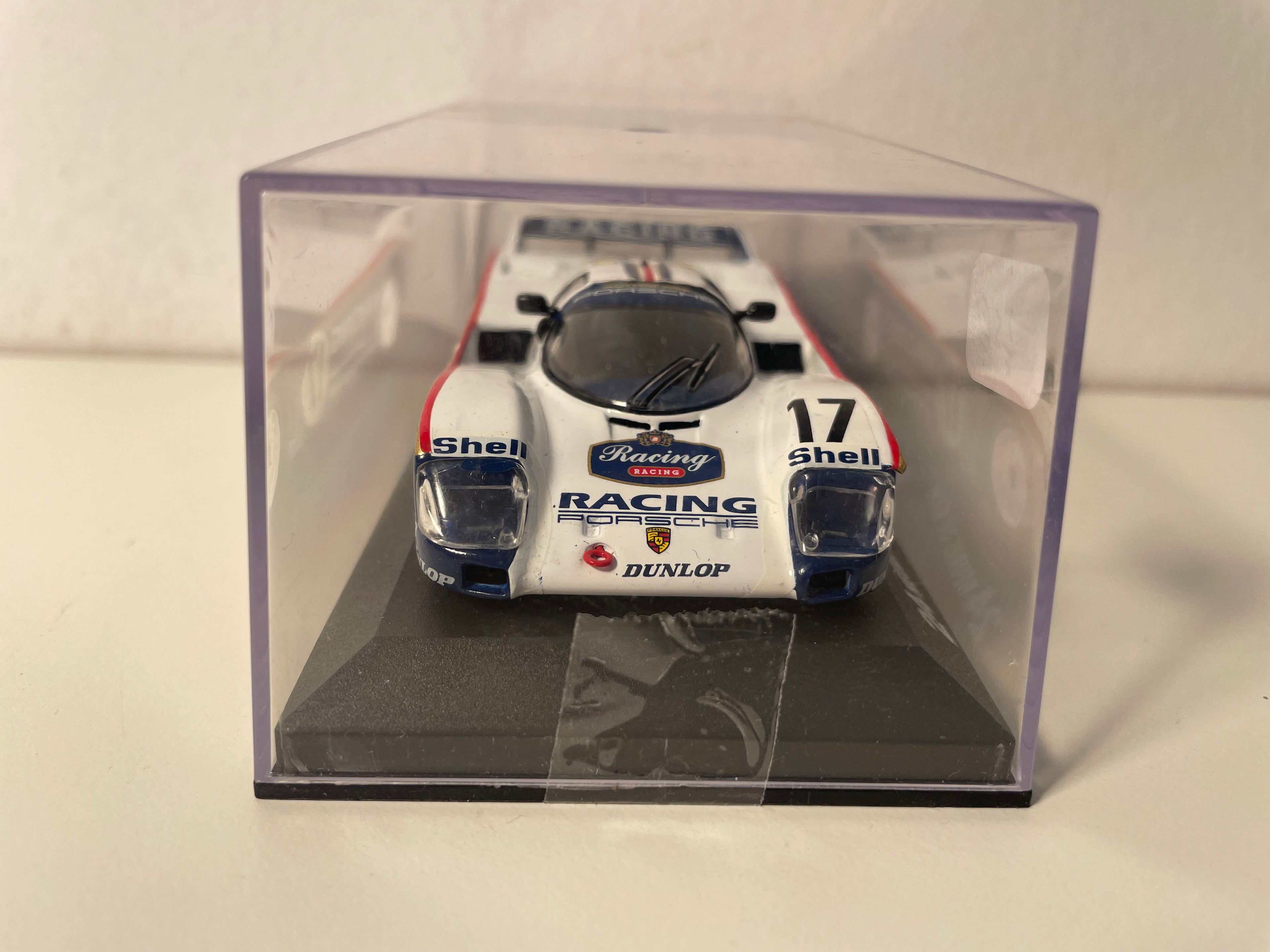 Biało-niebieskie Porsche 962C z numerem 17 (24-godzinny wyścig Le Mans z 1987 r.)