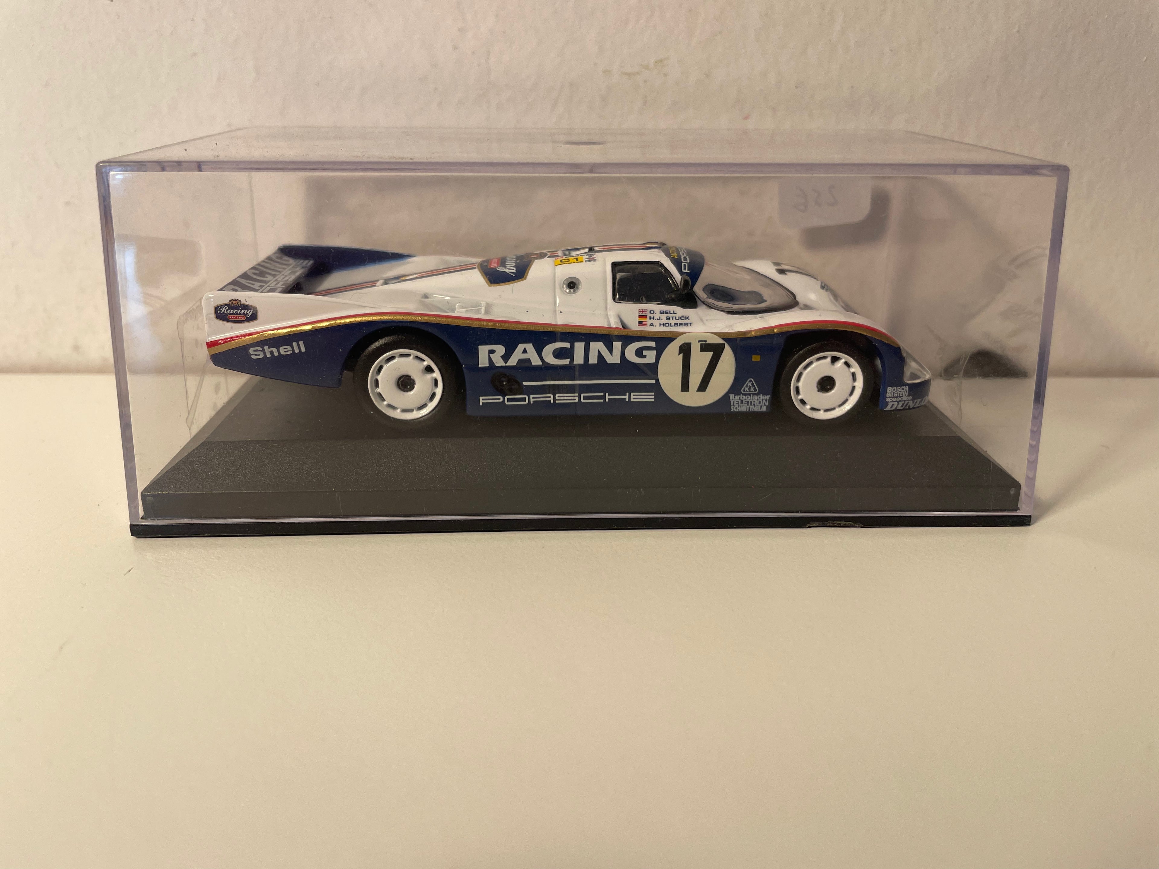 Biało-niebieskie Porsche 962C z numerem 17 (24-godzinny wyścig Le Mans z 1987 r.)