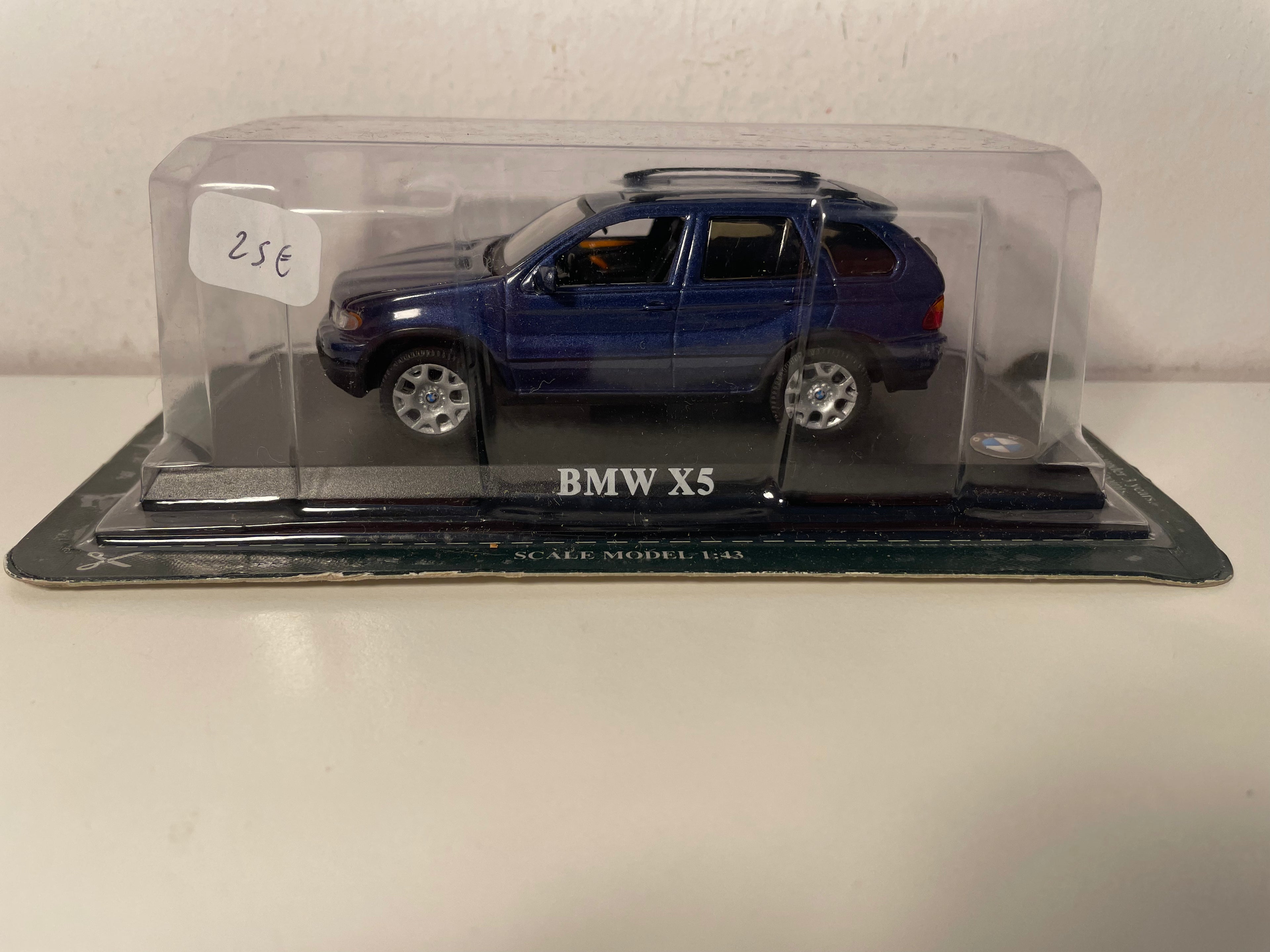 BMW X5 bleue foncée - Del Prado