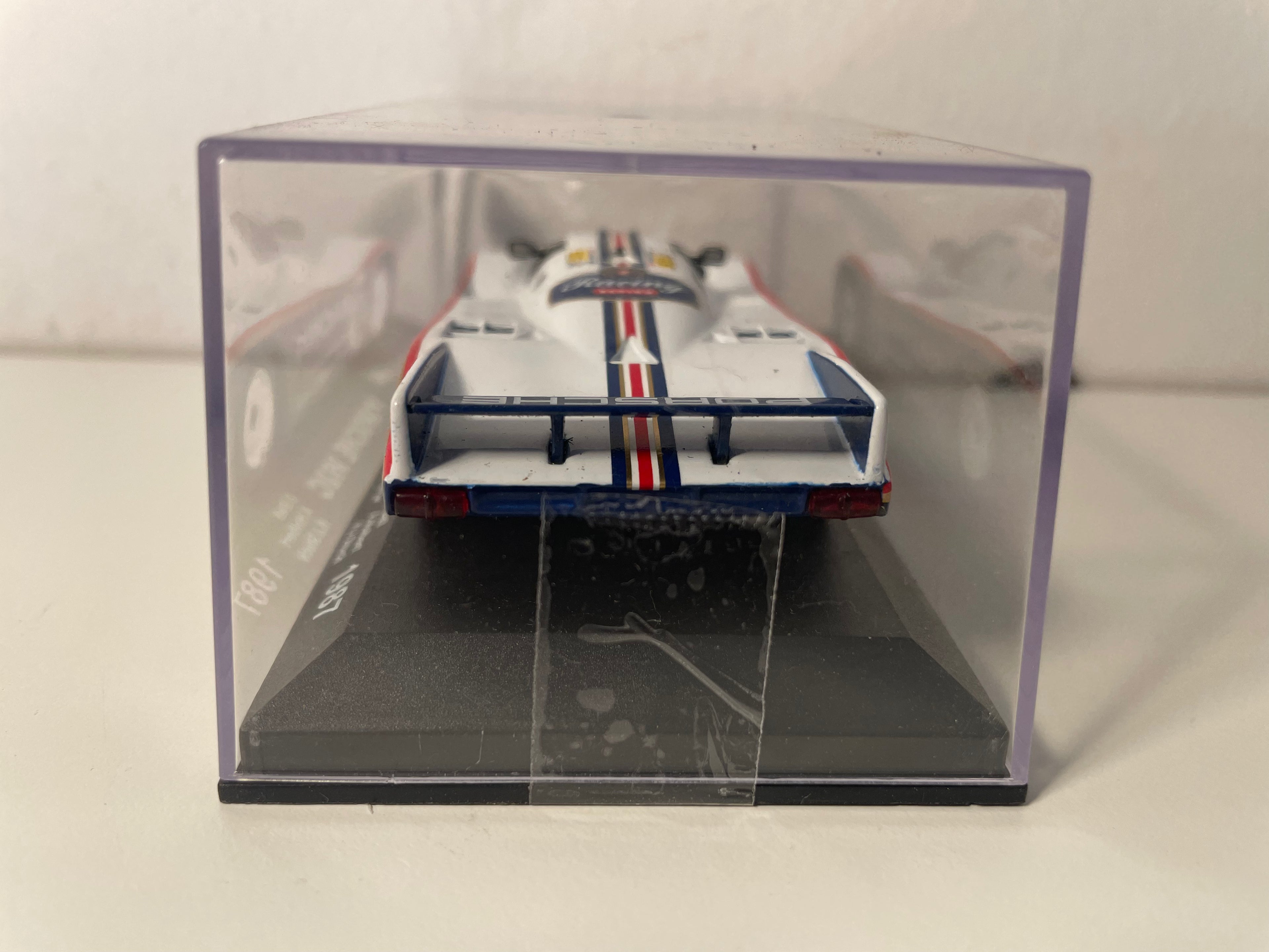 Biało-niebieskie Porsche 962C z numerem 17 (24-godzinny wyścig Le Mans z 1987 r.)