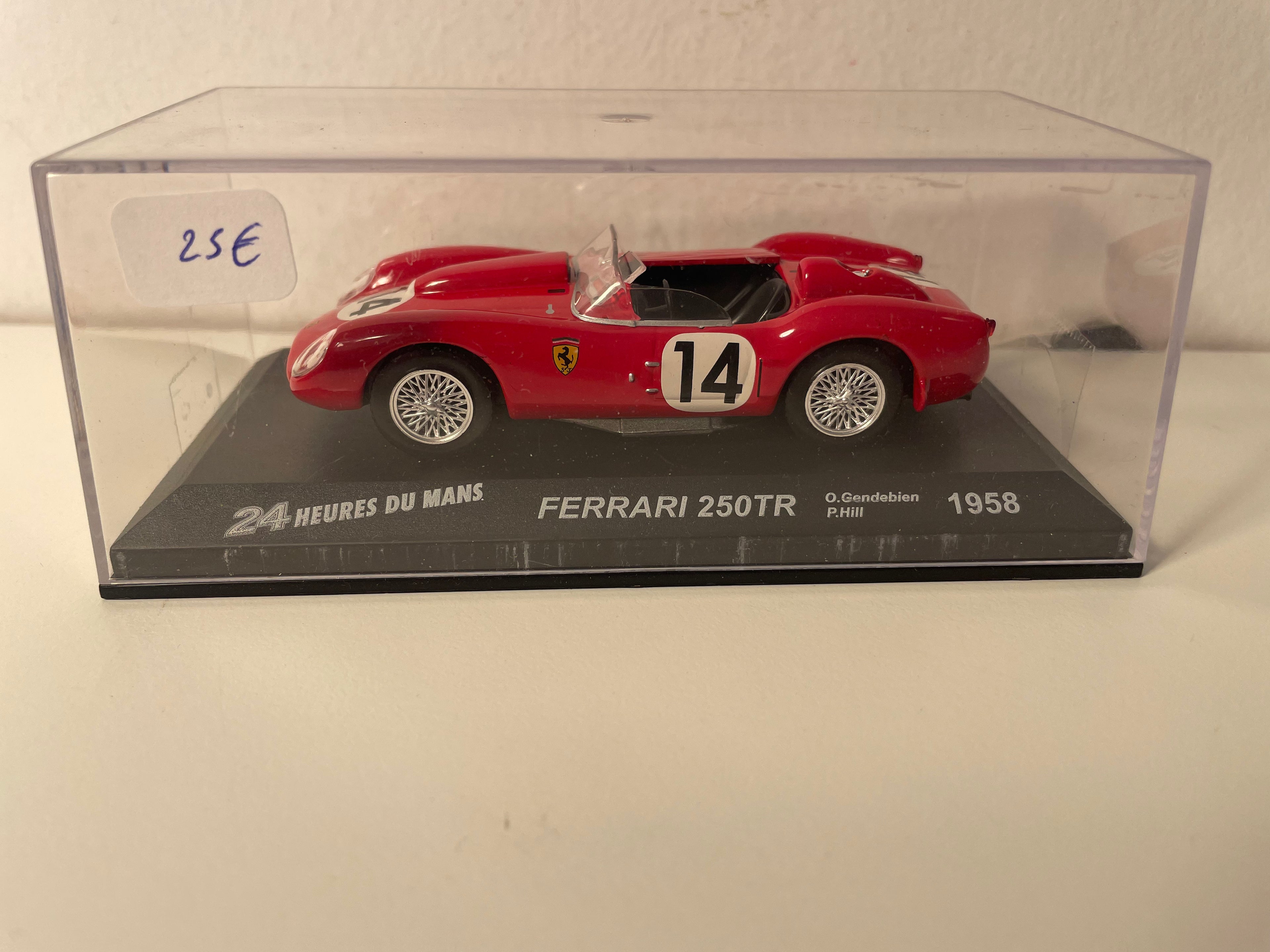 Czerwony Ferrari 250TR numer 14 (24-godzinny wyścig Le Mans z 1958 r.)