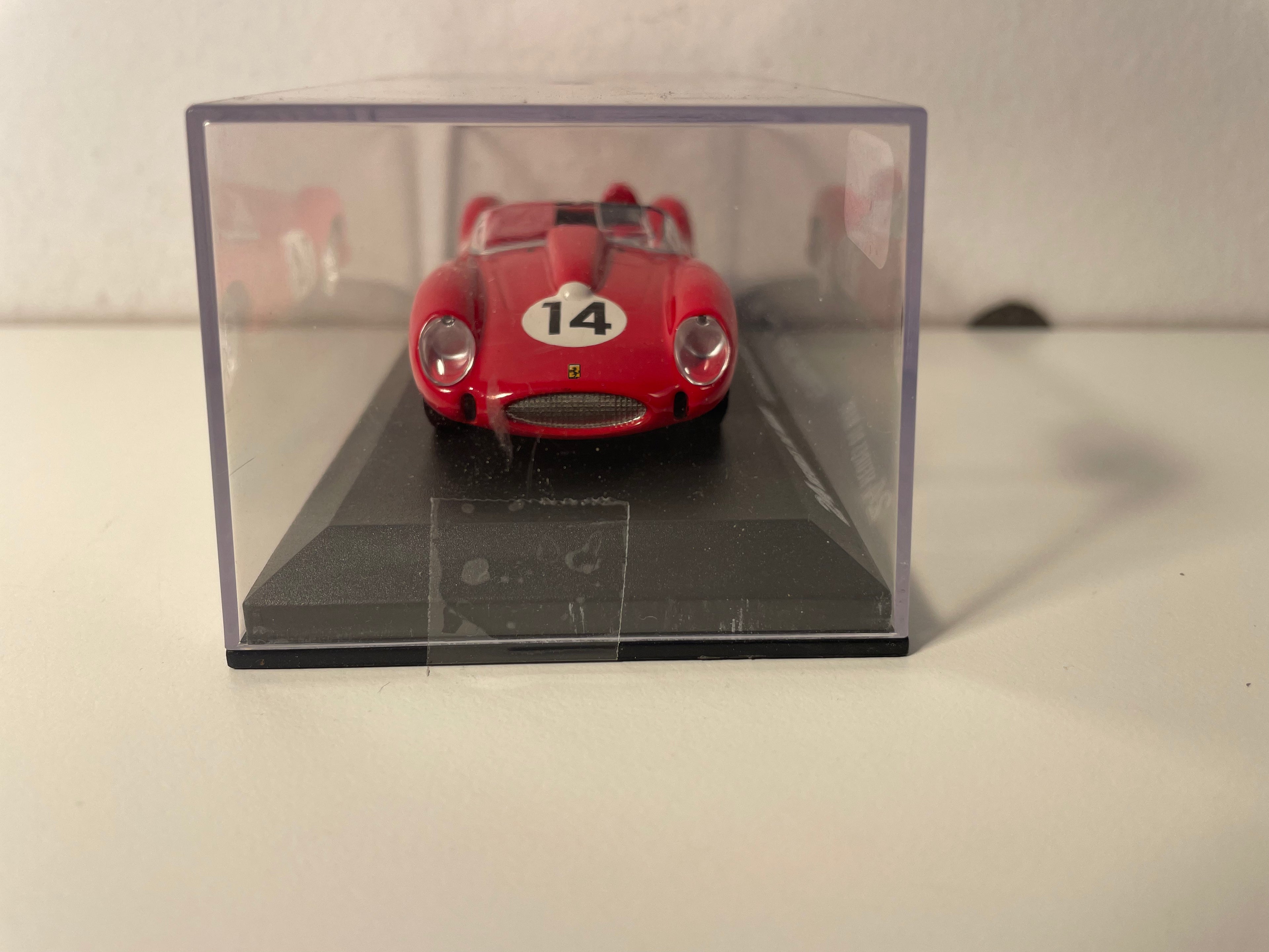Czerwony Ferrari 250TR numer 14 (24-godzinny wyścig Le Mans z 1958 r.)