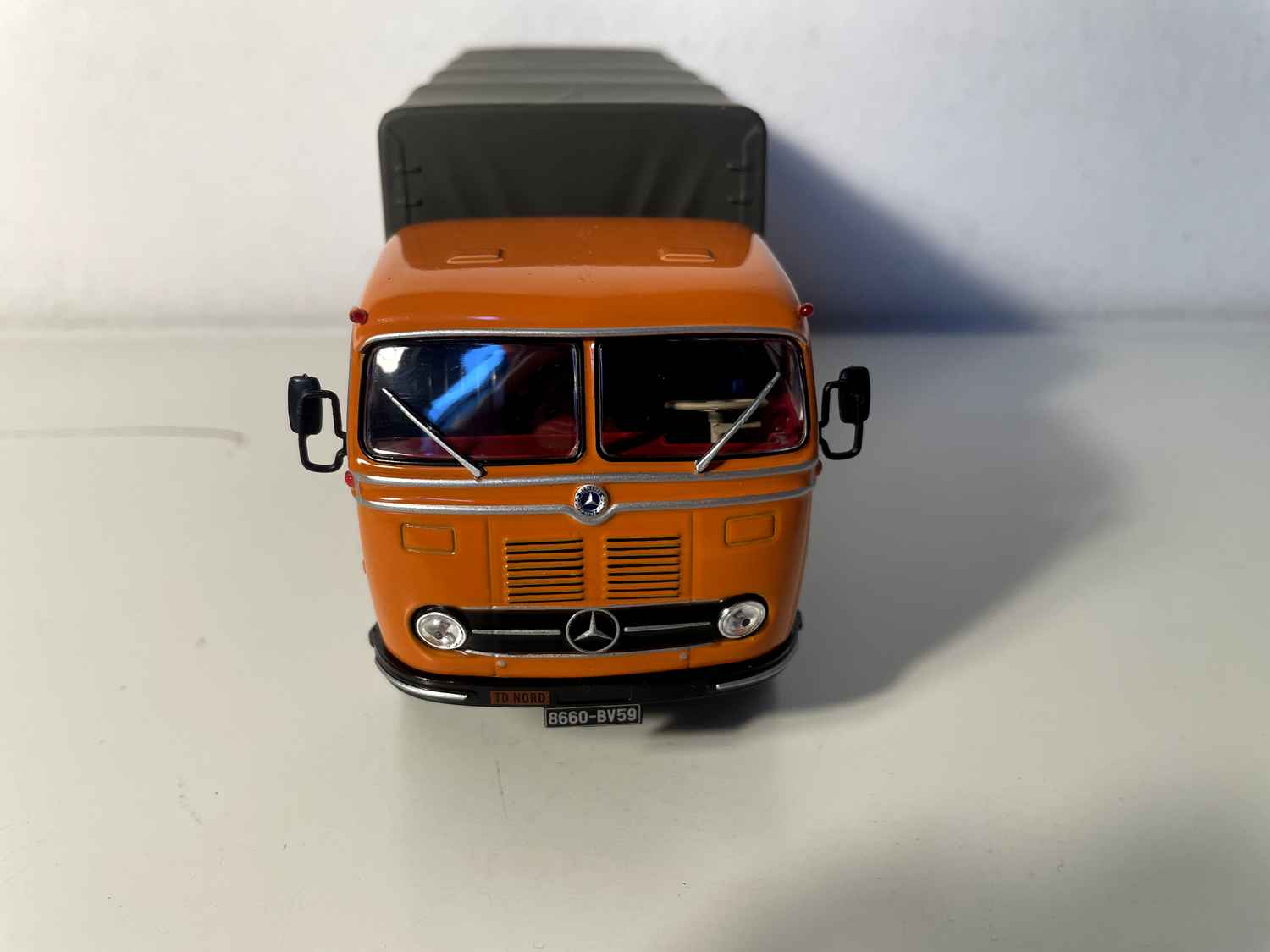 Camião plataforma coberto Mercedes Benz LP 333 BUYSSCHAERT
