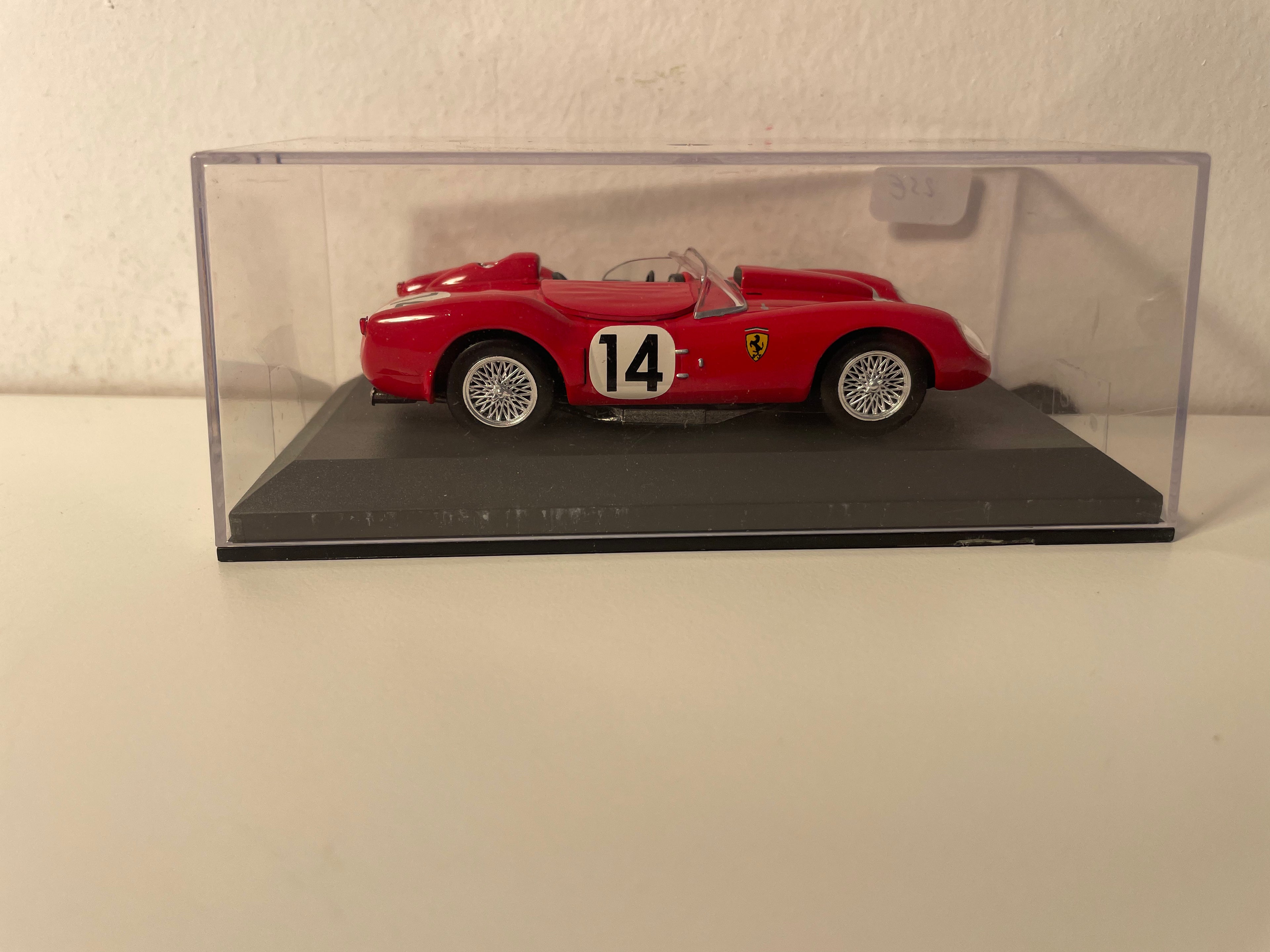 Czerwony Ferrari 250TR numer 14 (24-godzinny wyścig Le Mans z 1958 r.)