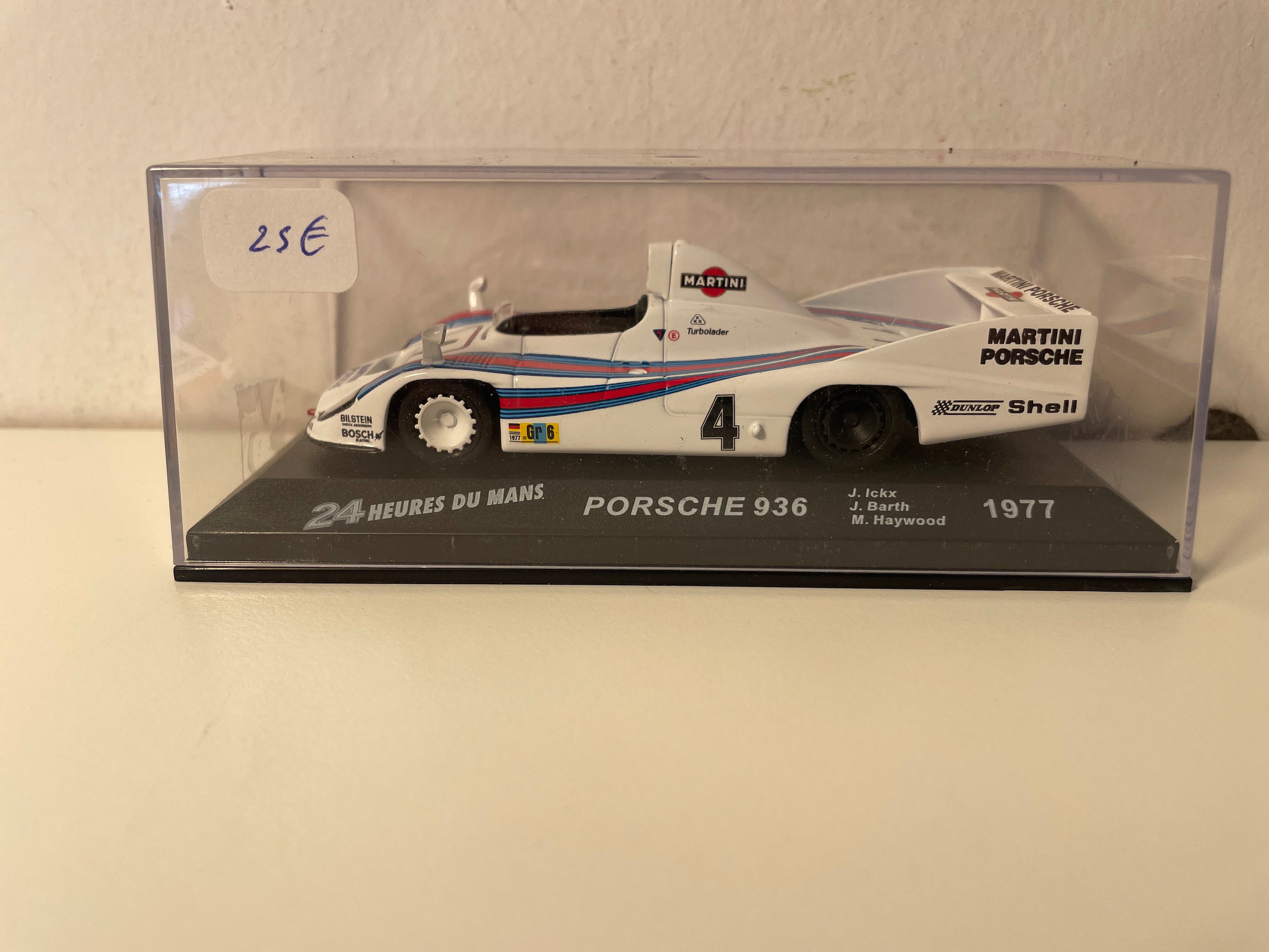 Biało-niebiesko-czerwone Porsche 936 numer 4 (24-godzinny wyścig Le Mans z 1977 r.)