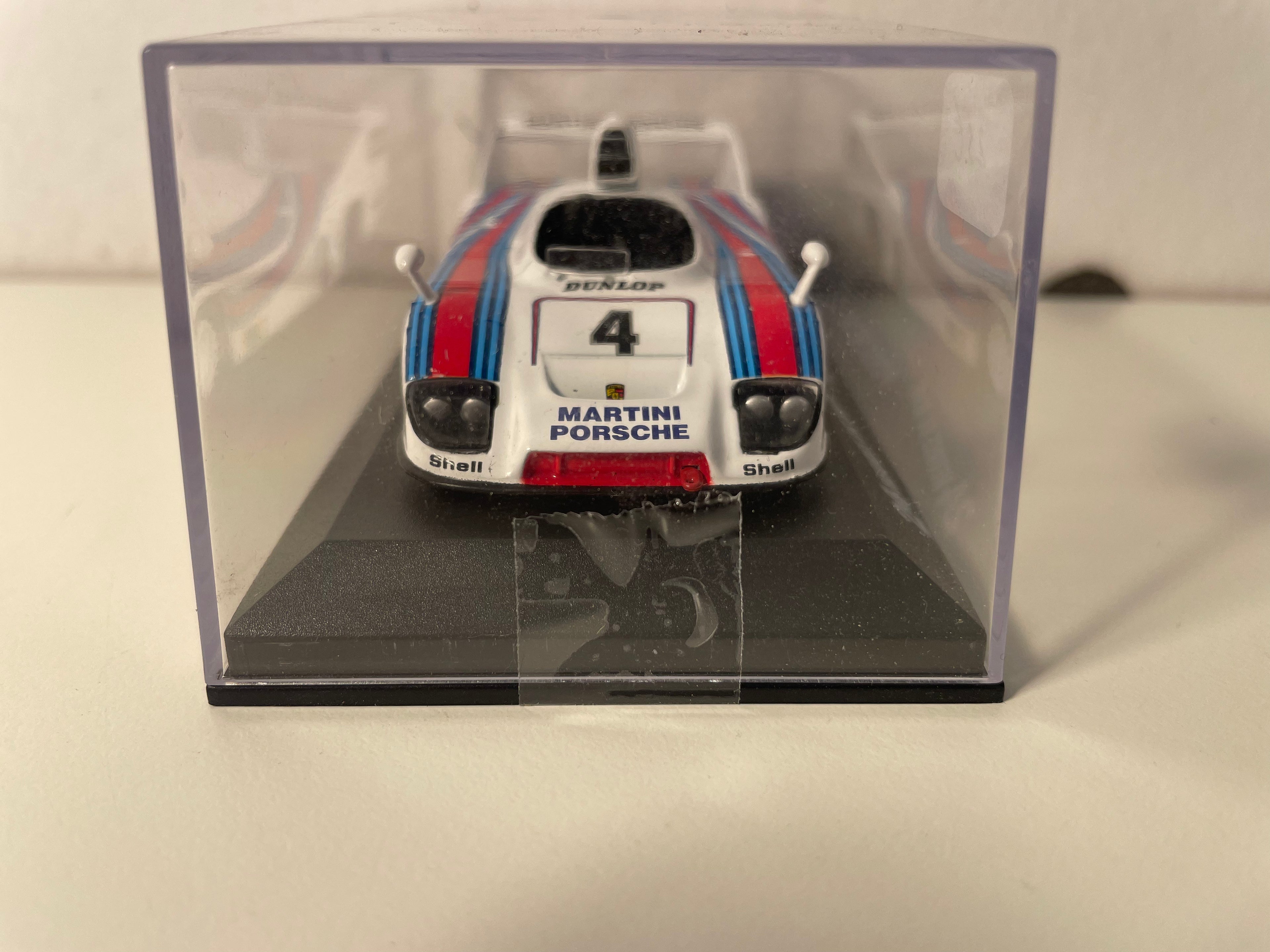 Biało-niebiesko-czerwone Porsche 936 numer 4 (24-godzinny wyścig Le Mans z 1977 r.)