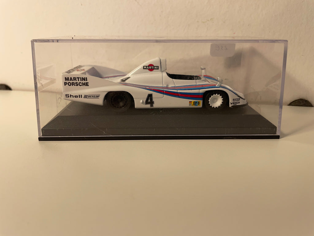 Porsche 936 blanche, bleue et rouge numéro 4 - 24 heures du Mans de 1977