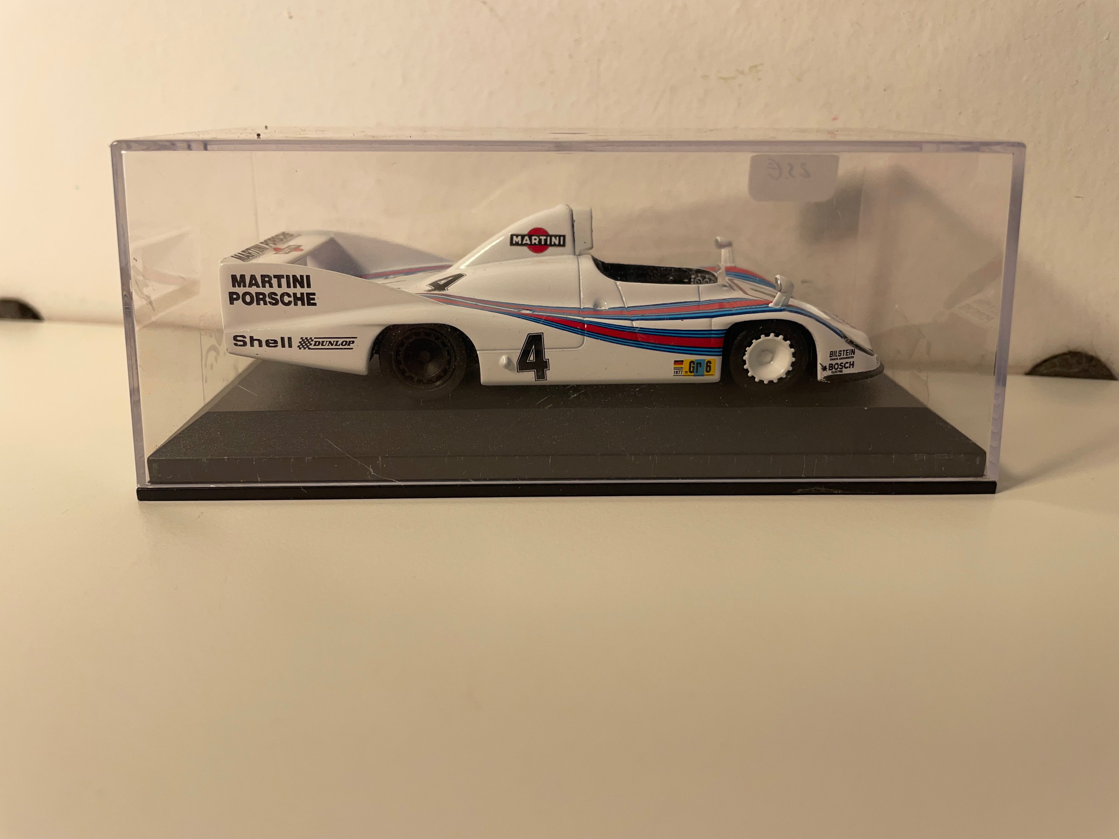 Biało-niebiesko-czerwone Porsche 936 numer 4 (24-godzinny wyścig Le Mans z 1977 r.)