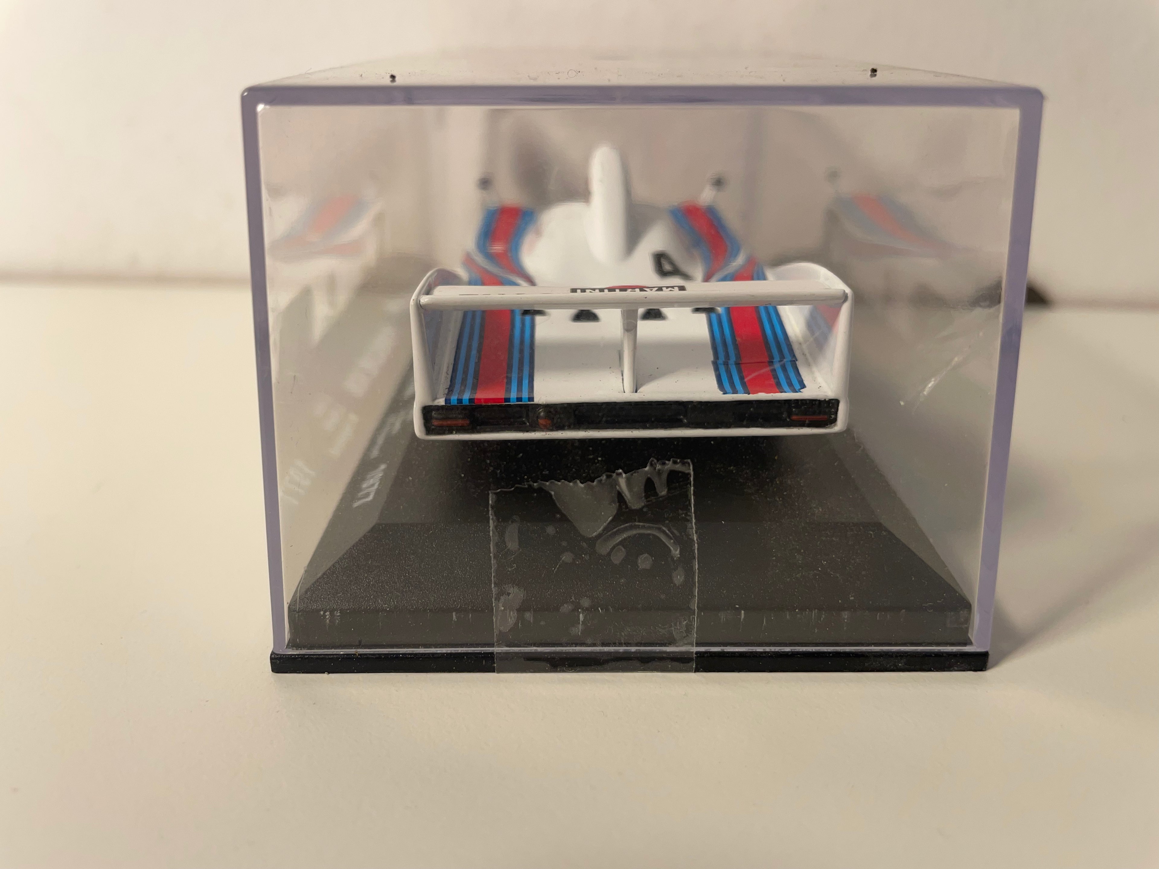 Biało-niebiesko-czerwone Porsche 936 numer 4 (24-godzinny wyścig Le Mans z 1977 r.)