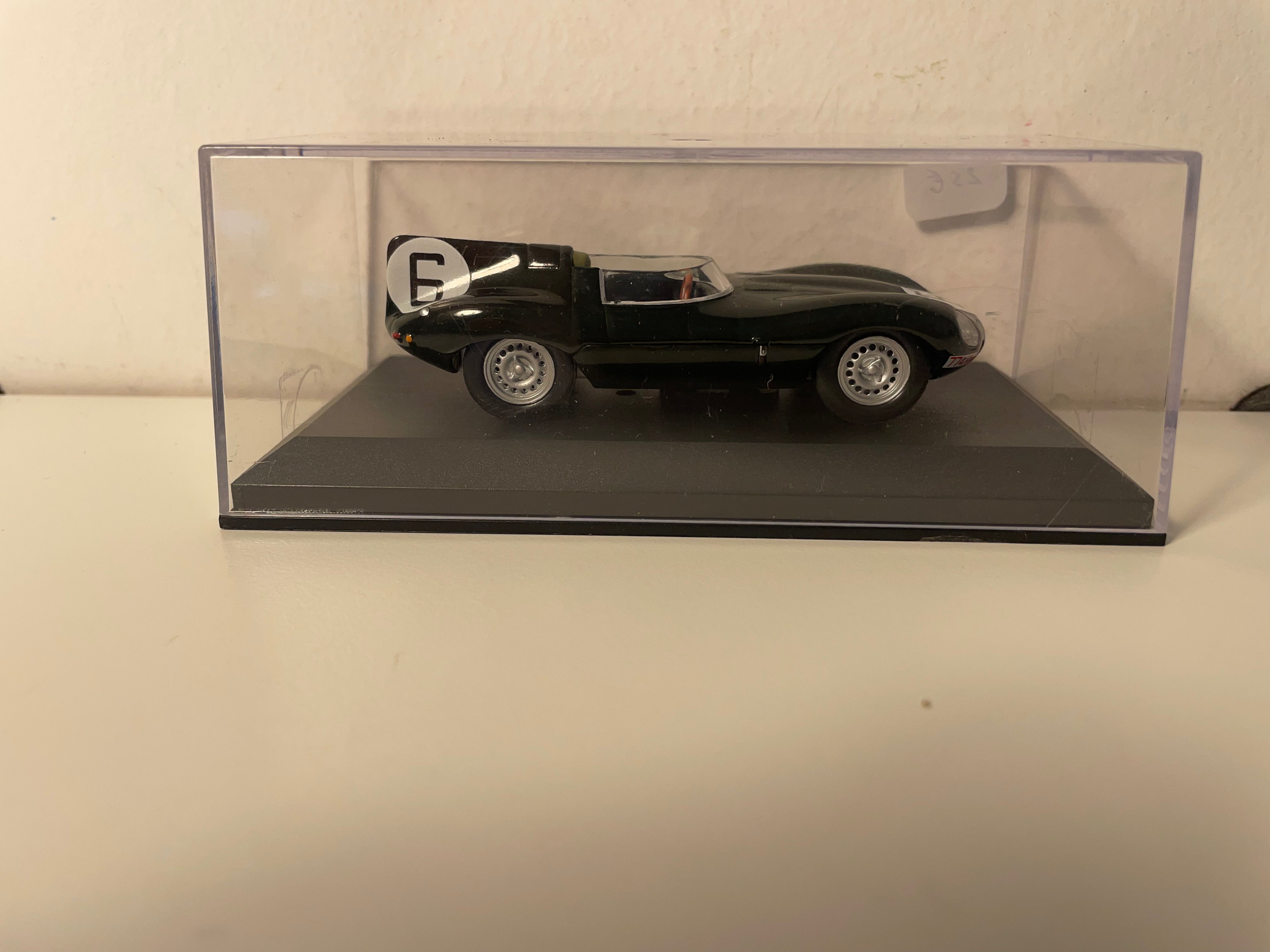 Jaguar D verte très foncée numéro 6 - 24 heures du Mans de 1955
