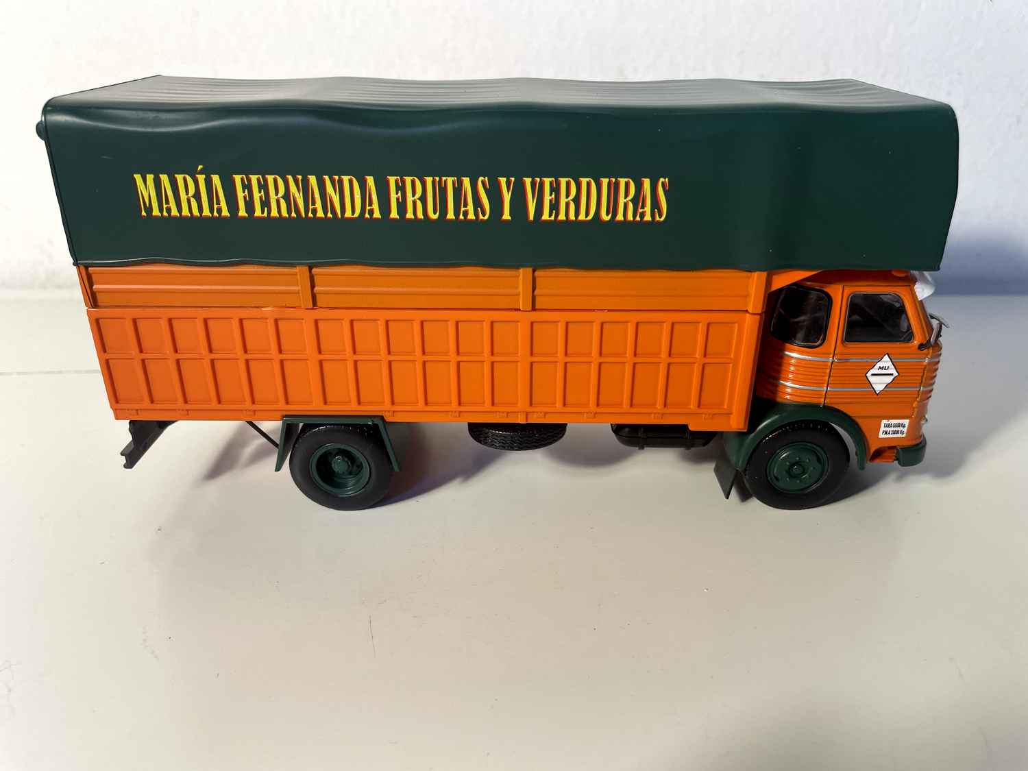 Camión PEGASO COMET naranja y lona verde del año 1963 (Maria Fernanda Frutas Y Verduras)