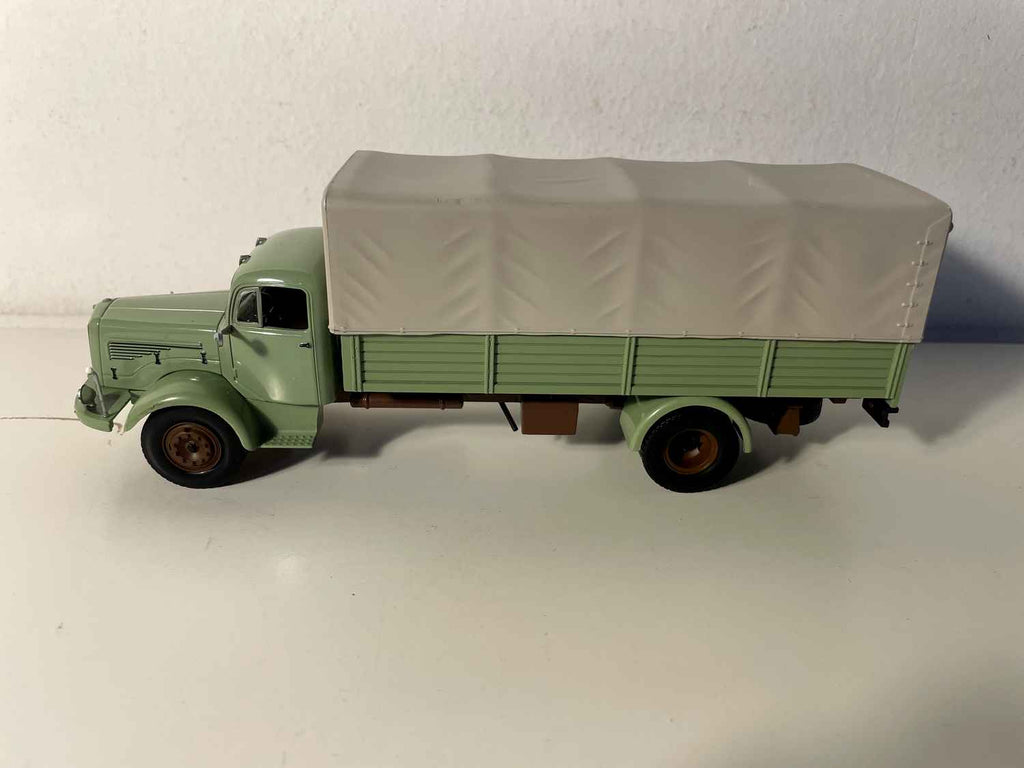 Mercedes-Benz L325/LA325 vrachtwagen met zeildoek (lichtgroene vrachtwagen met grijs zeildoek)