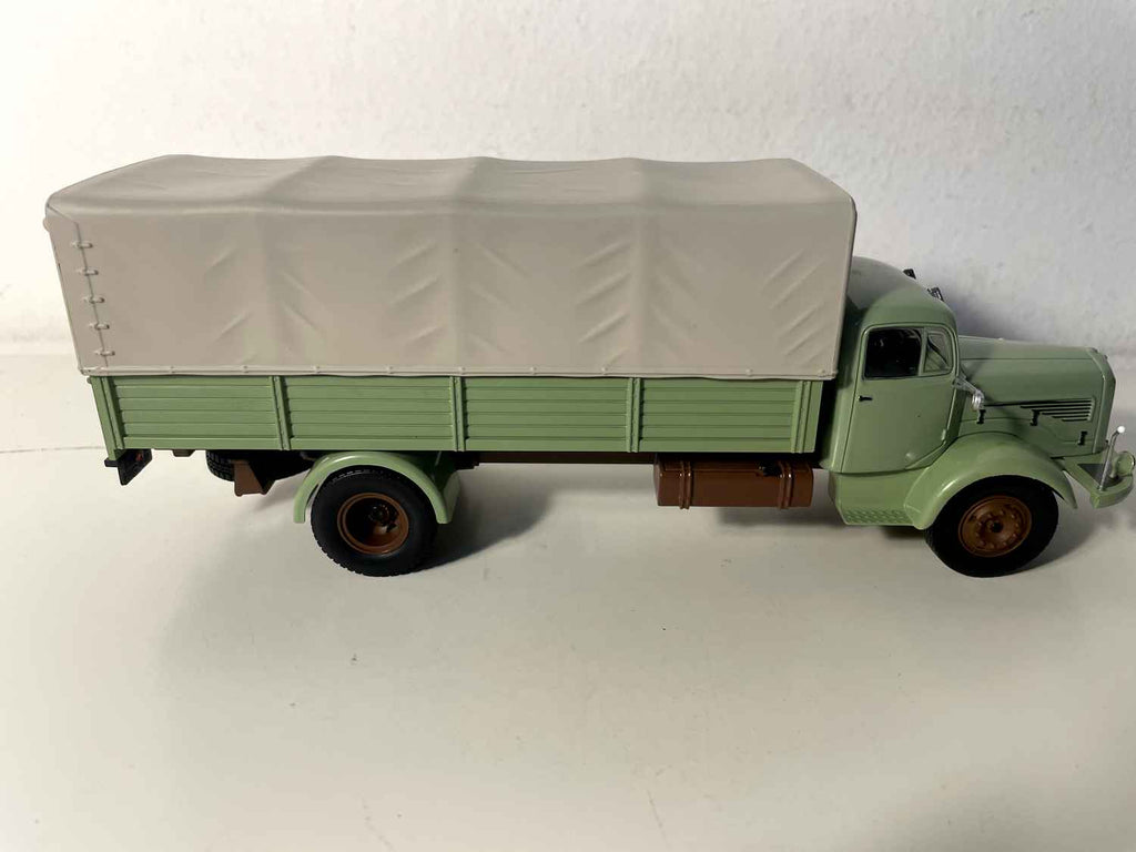 Mercedes-Benz L325/LA325 vrachtwagen met zeildoek (lichtgroene vrachtwagen met grijs zeildoek)