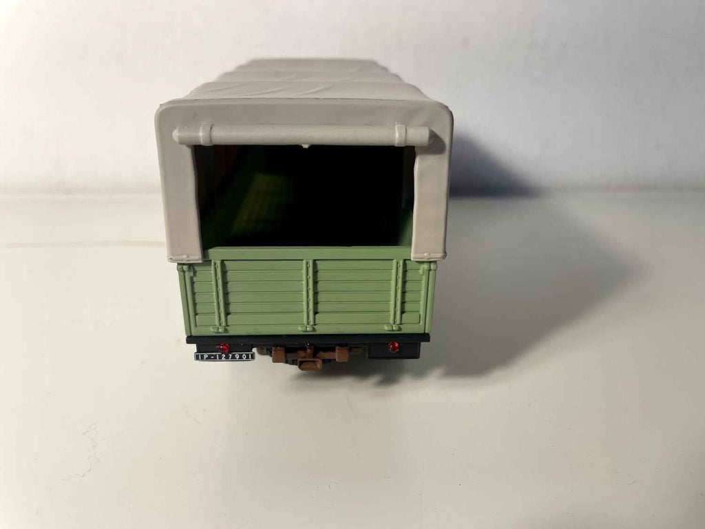 Mercedes-Benz L325/LA325 vrachtwagen met zeildoek (lichtgroene vrachtwagen met grijs zeildoek)