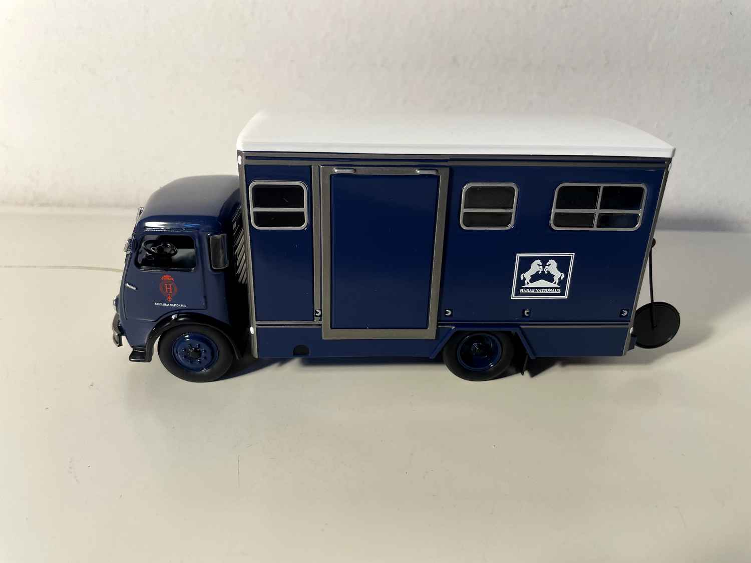 Camião de transporte de cavalos Berliet GLA/GLB (camião azul)