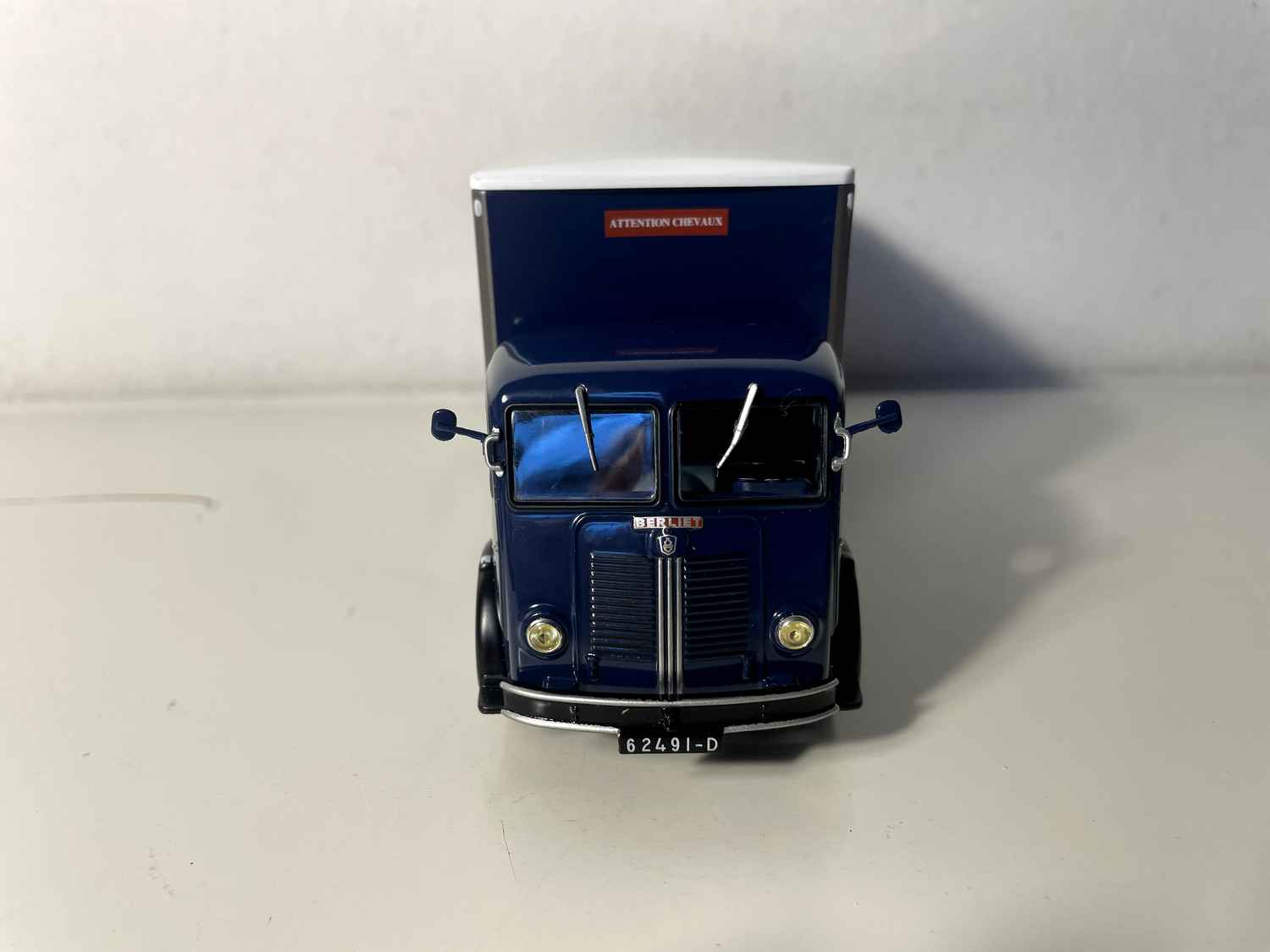 Camião de transporte de cavalos Berliet GLA/GLB (camião azul)