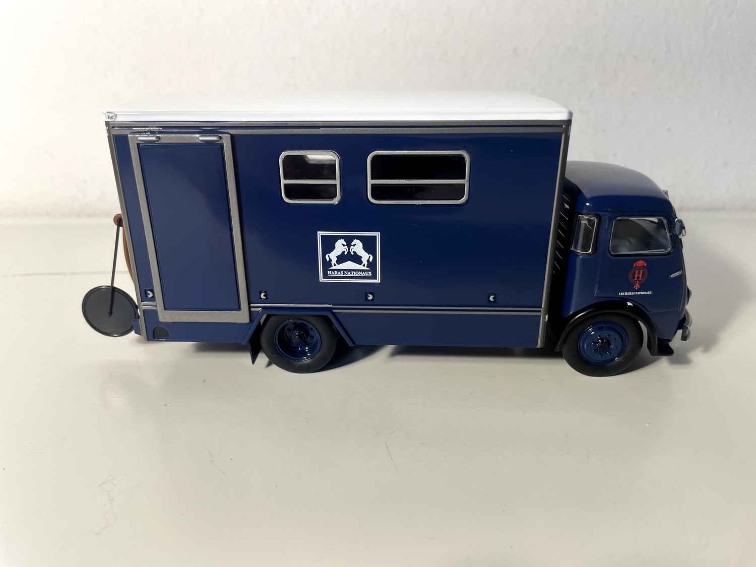 Camião de transporte de cavalos Berliet GLA/GLB (camião azul)