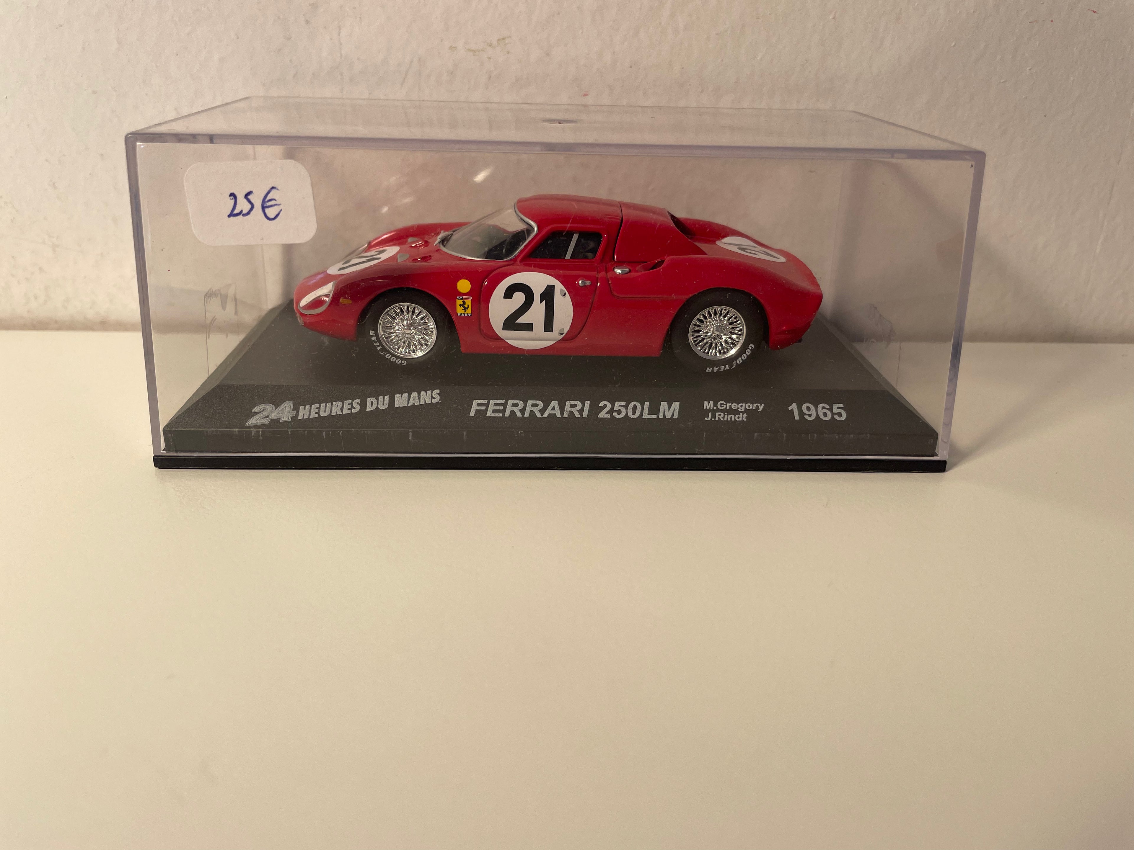 Czerwony Ferrari 250LM numer 21 (24-godzinny wyścig Le Mans z 1965 r.)