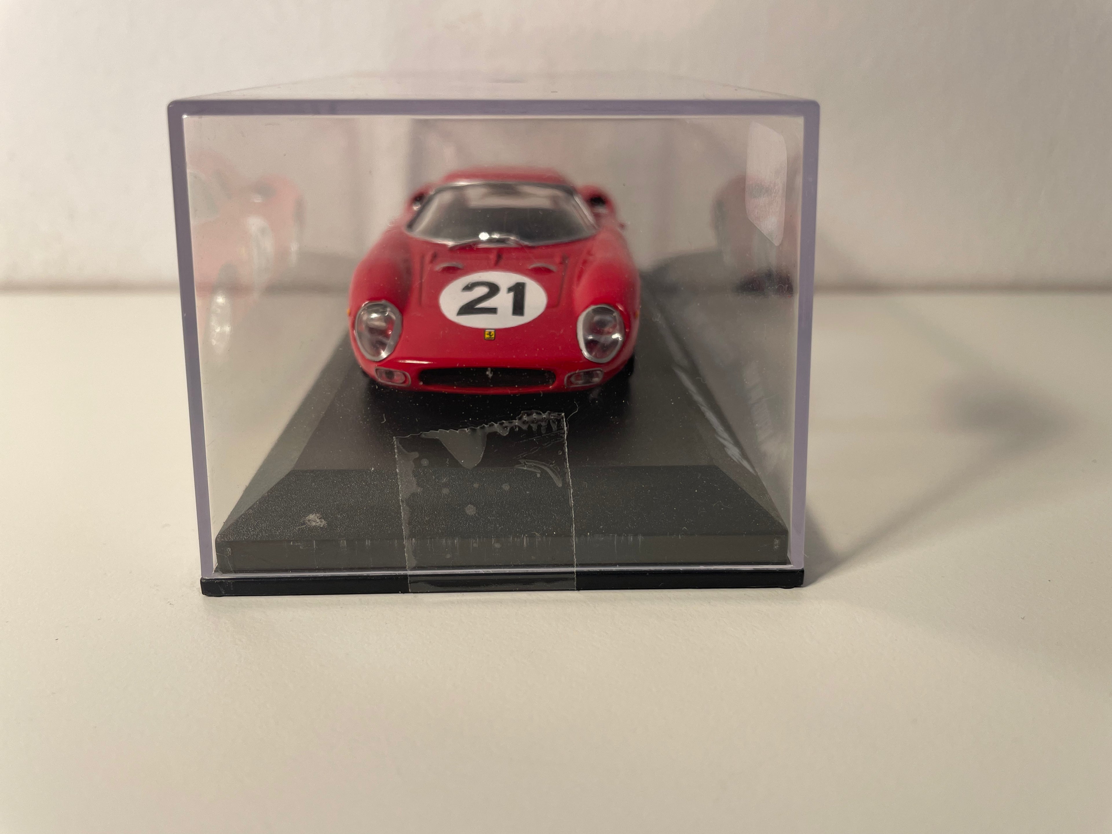 Czerwony Ferrari 250LM numer 21 (24-godzinny wyścig Le Mans z 1965 r.)